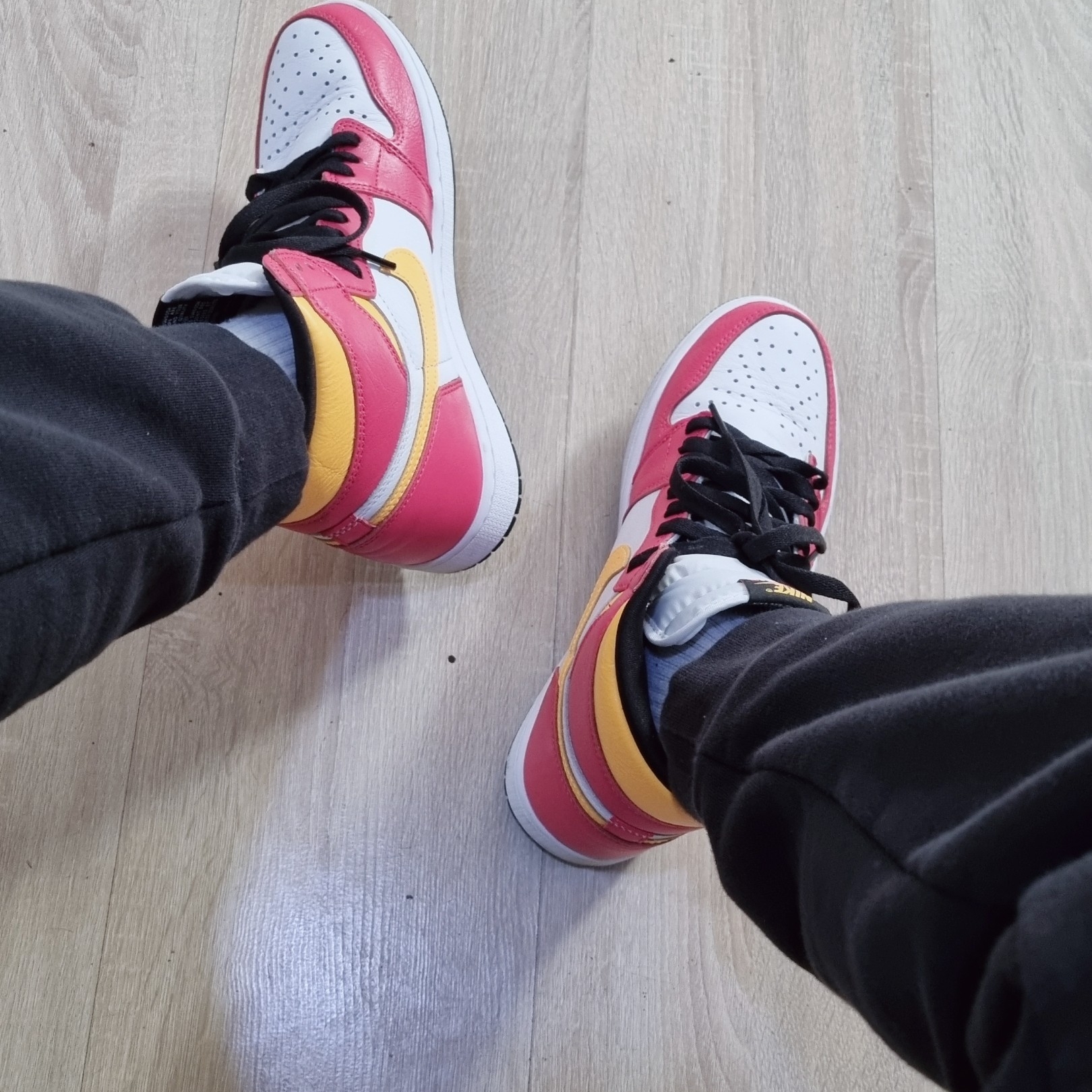 Jordan 1 Retro High OG Light Fusion Red 착용 스타일 - 2
