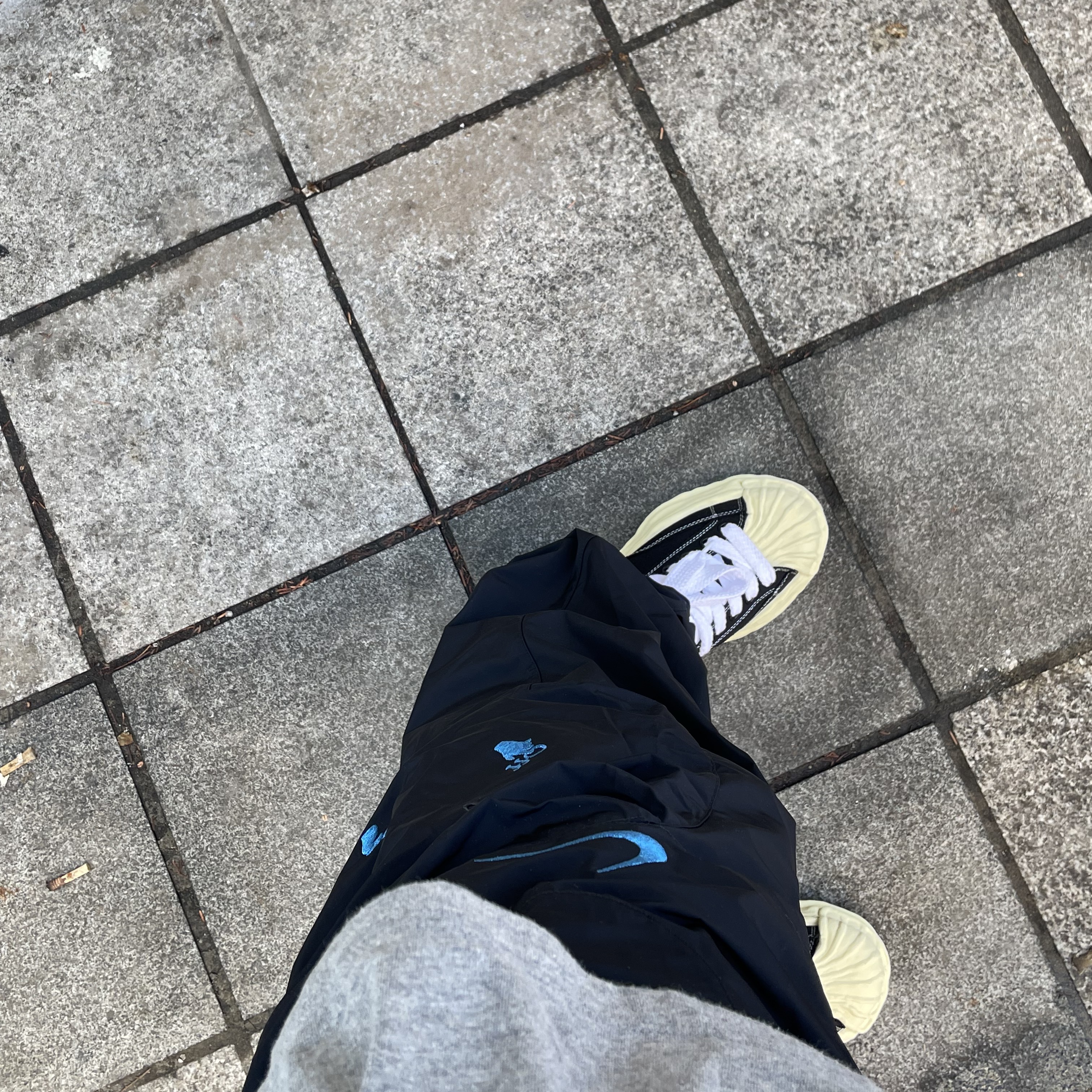 Nike x Off-White NRG Track Pants Black - Asia, Maison Mihara Yasuhiro Blakey VL OG Sole Canvas Low-top Sneakers Black 착용 스타일 - 2