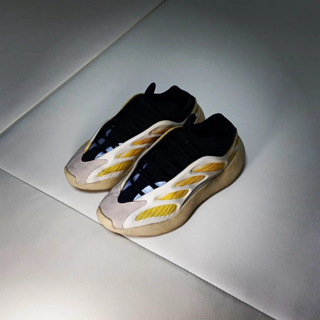Adidas Yeezy 700 V3 Safflower 착용 스타일 - 1