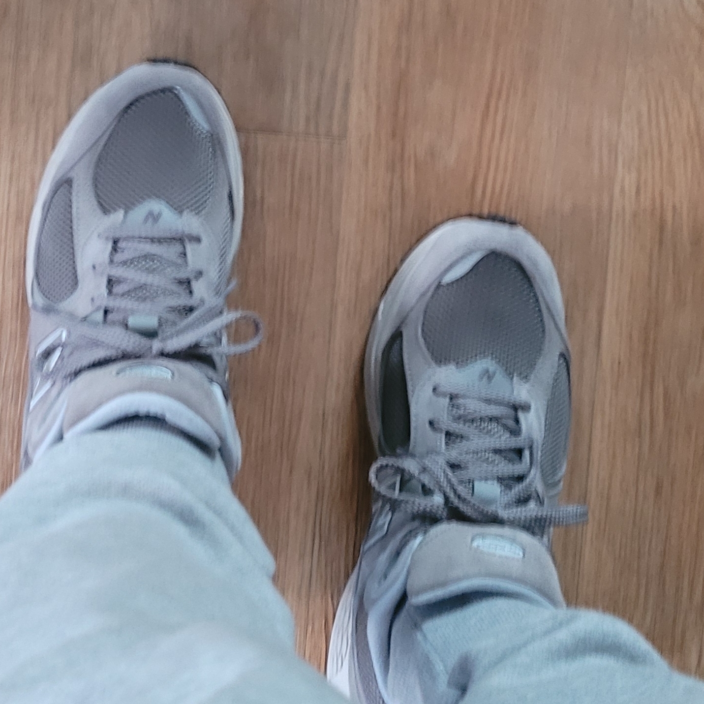 New Balance 2002R Grey 착용 스타일