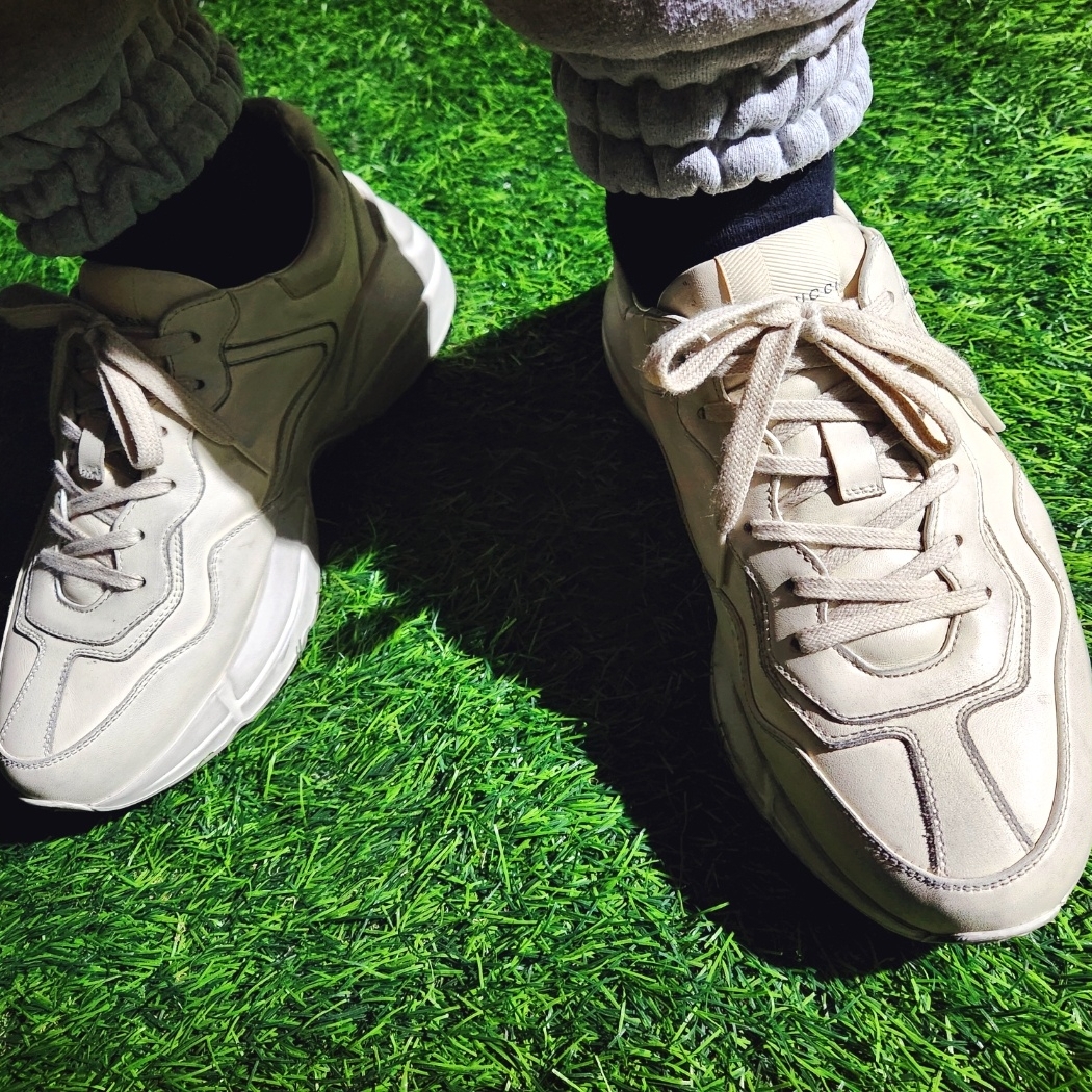 Gucci Rhyton Leather Sneakers Distressed Ivory 착용 스타일 - 4
