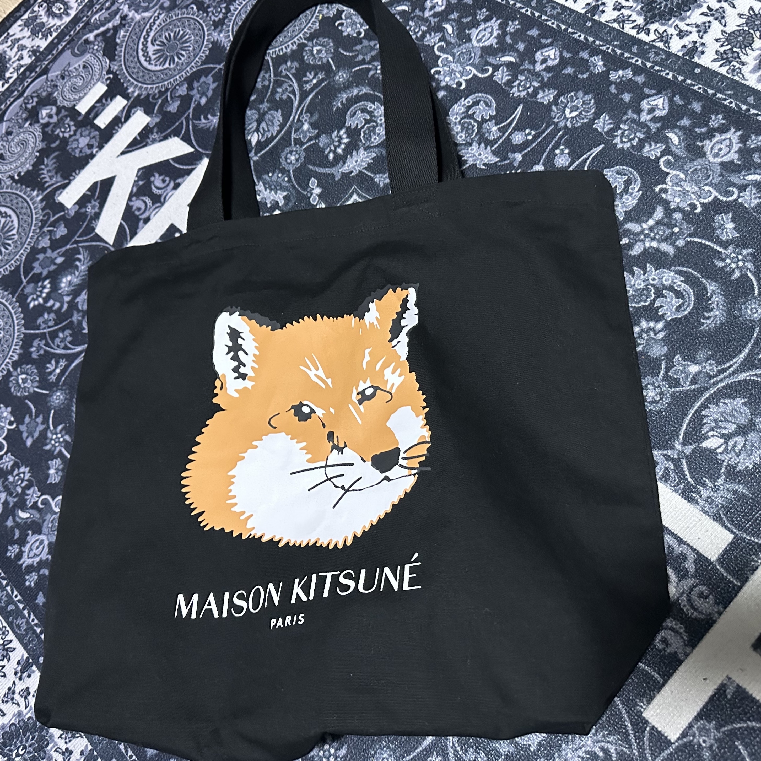 Maison Kitsune Fox Head Tote Bag Black 착용 스타일