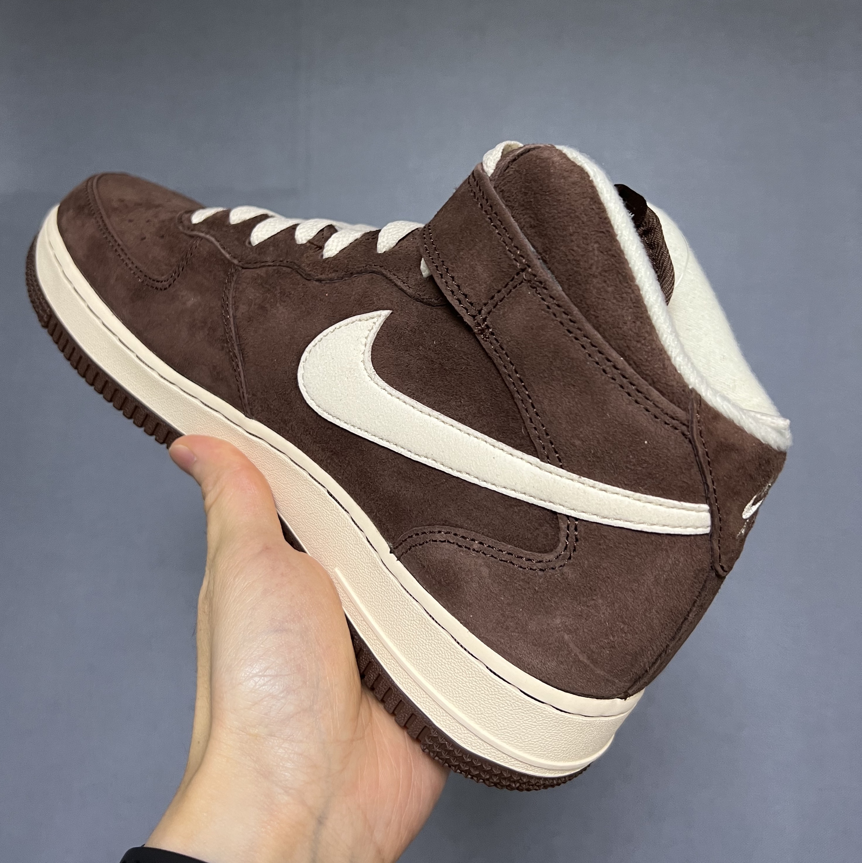 Nike Air Force 1 Mid '07 QS Chocolate 착용 스타일 - 3