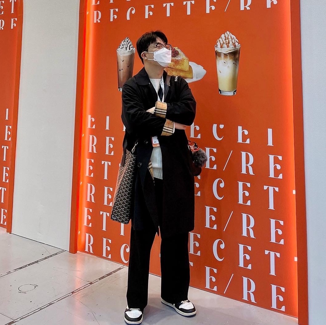 Goyard Voltaire Bag Black, Burberry Camden Car Coat Black 착용 스타일 - 1