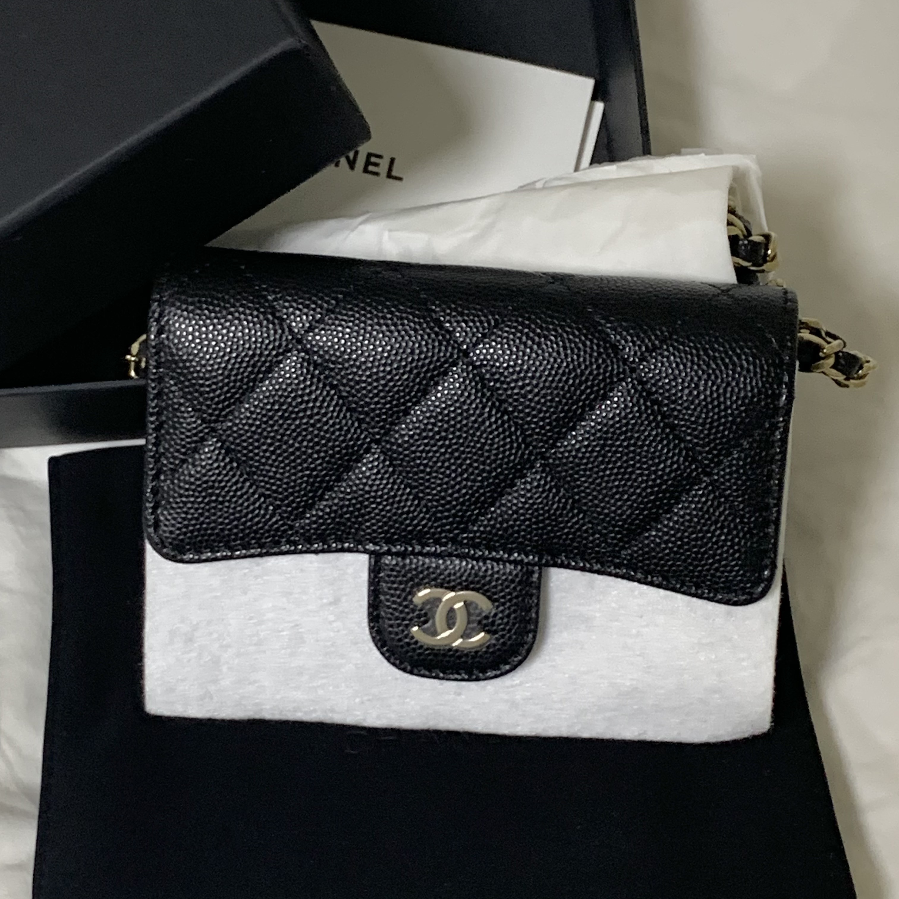 Chanel Classic Flap Card Holder with Chain Grained Calfskin & Gold Black 착용 스타일
