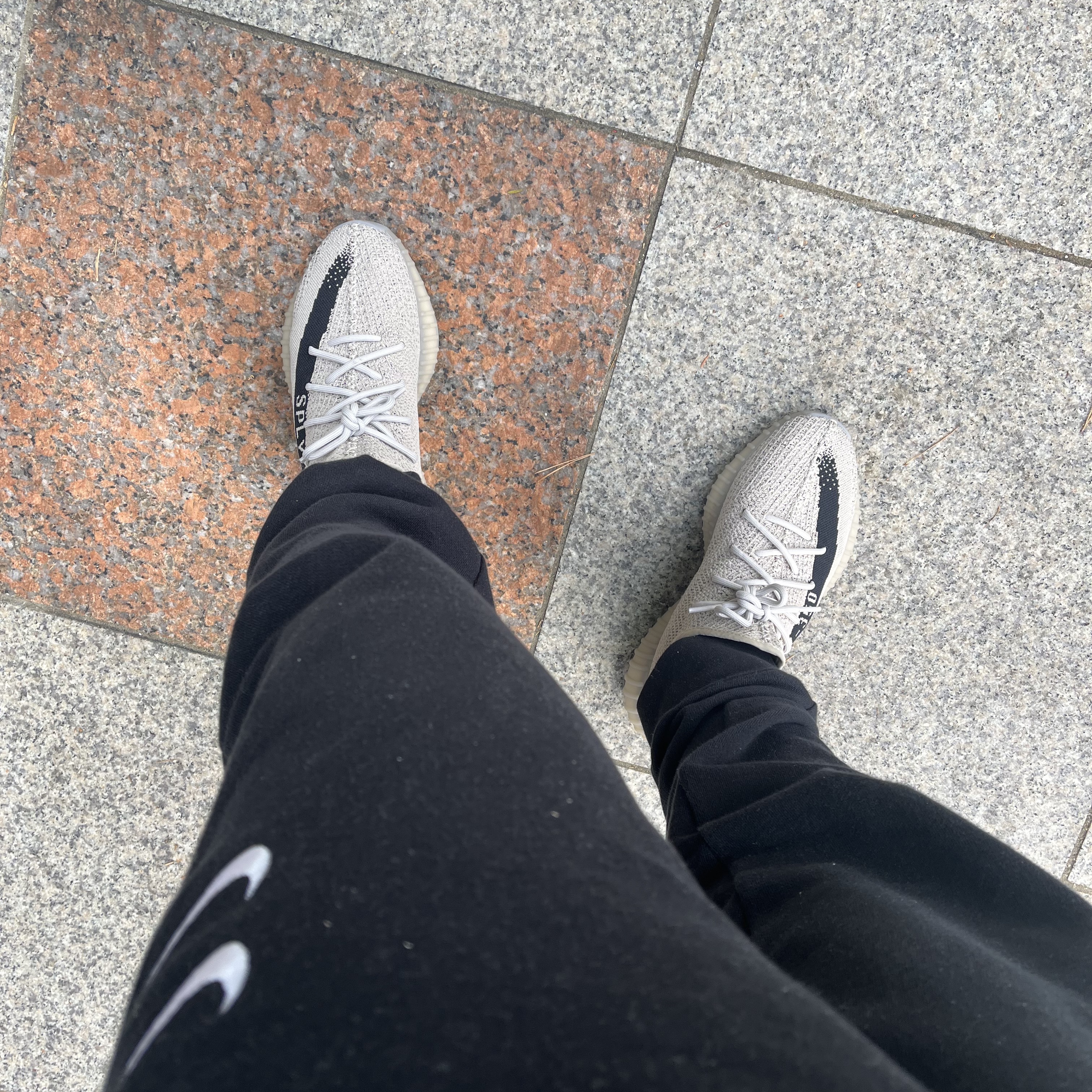 Adidas Yeezy Boost 350 V2 Slate Core Black 2022/2023 착용 스타일
