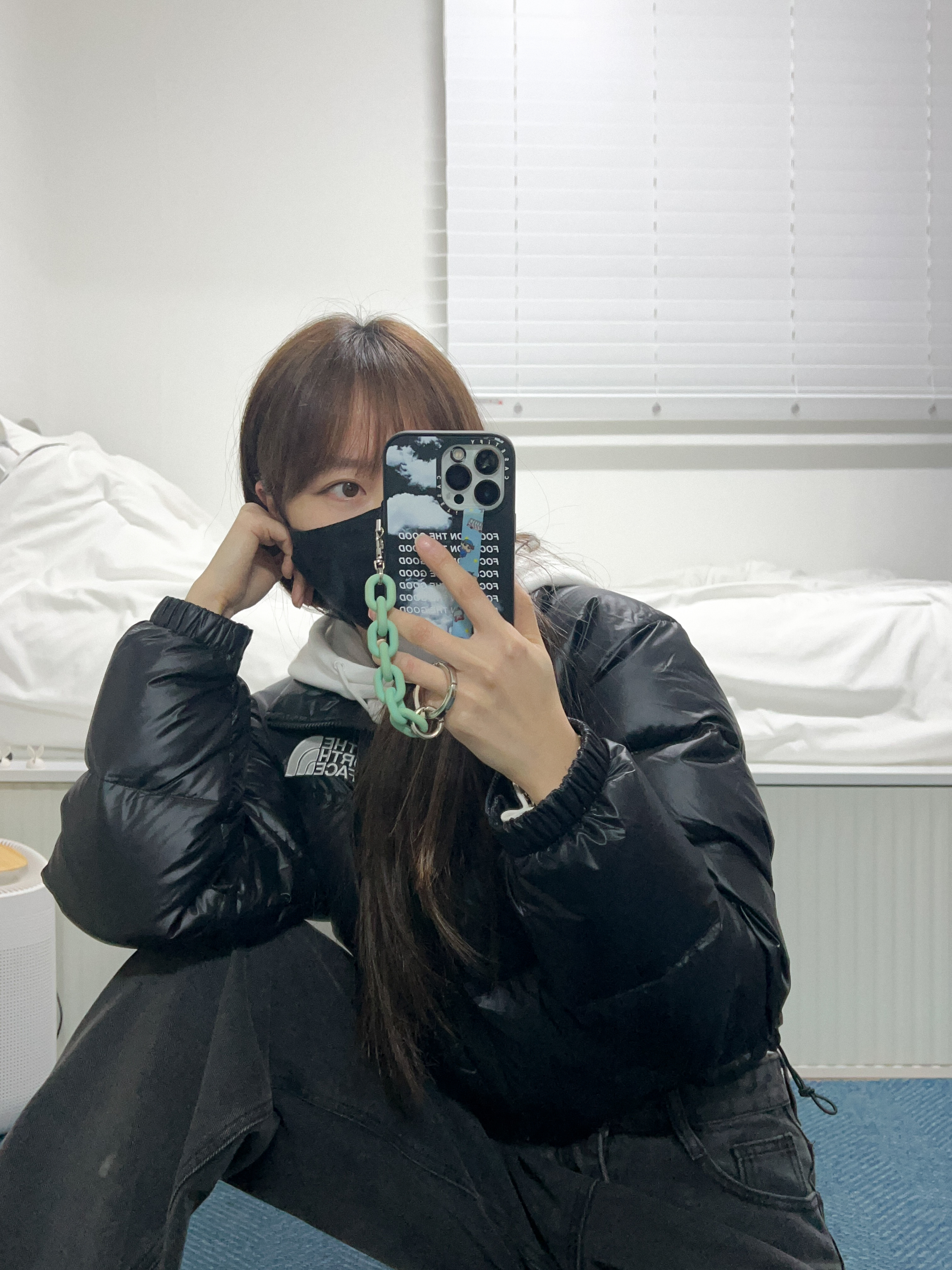 (W) The North Face Nuptse Short Jacket Black, Jordan 1 Retro High OG Chicago 2022 착용 스타일 - 3
