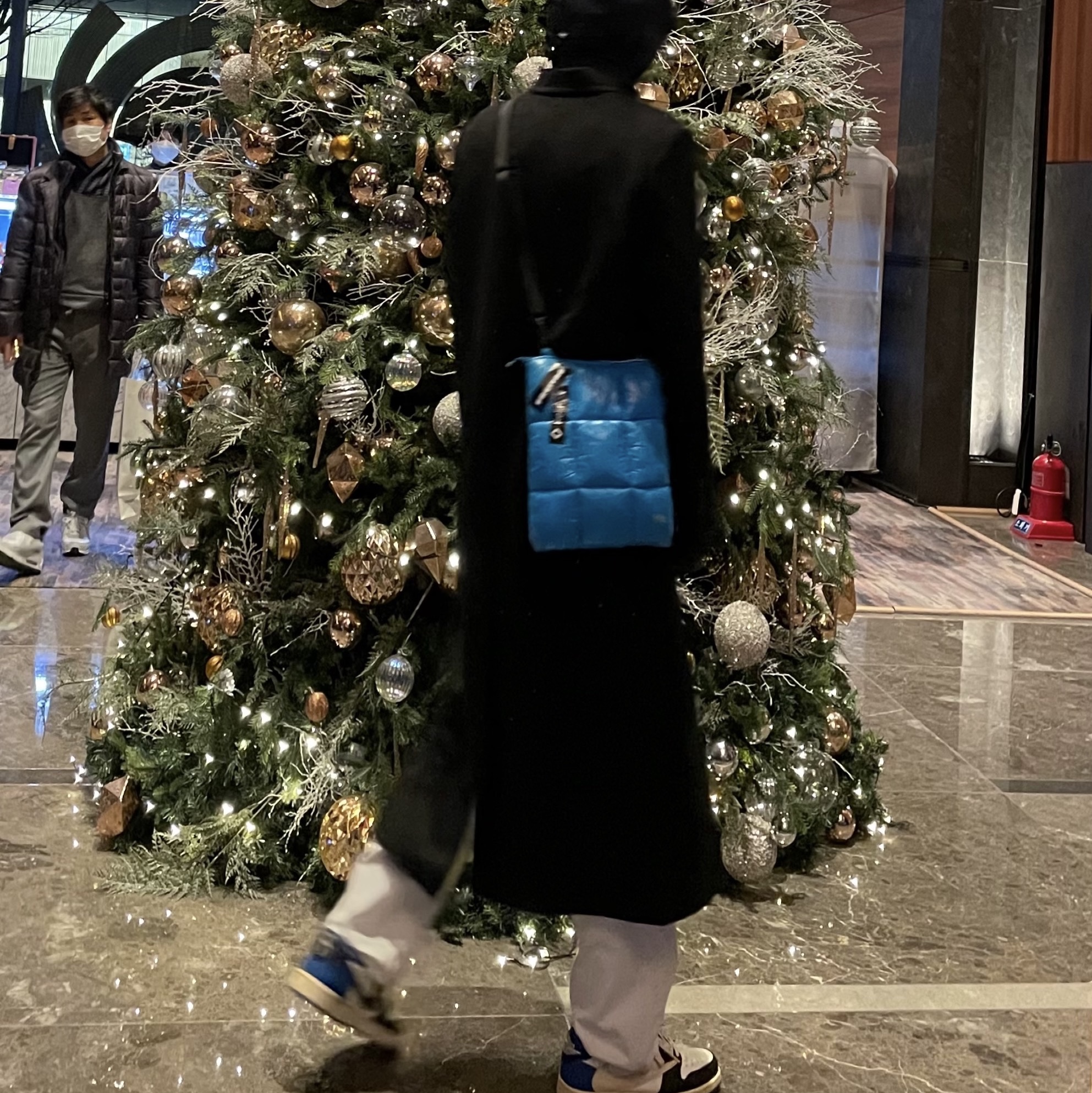 Jordan 1 x Travis Scott x Fragment Retro Low OG SP Military Blue, Arc'teryx Beta LT Jacket Black Sapphire 착용 스타일 - 4