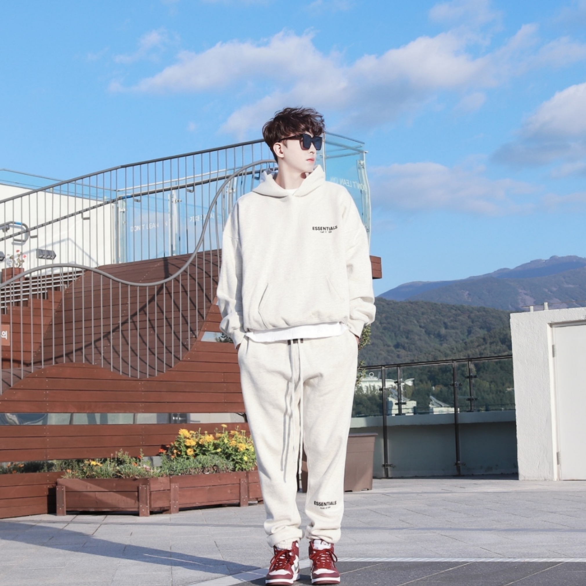 Essentials The Core Collection Hoodie Light Oatmeal, Essentials The Core Collection Sweatpants Light Oatmeal 착용 스타일 - 2