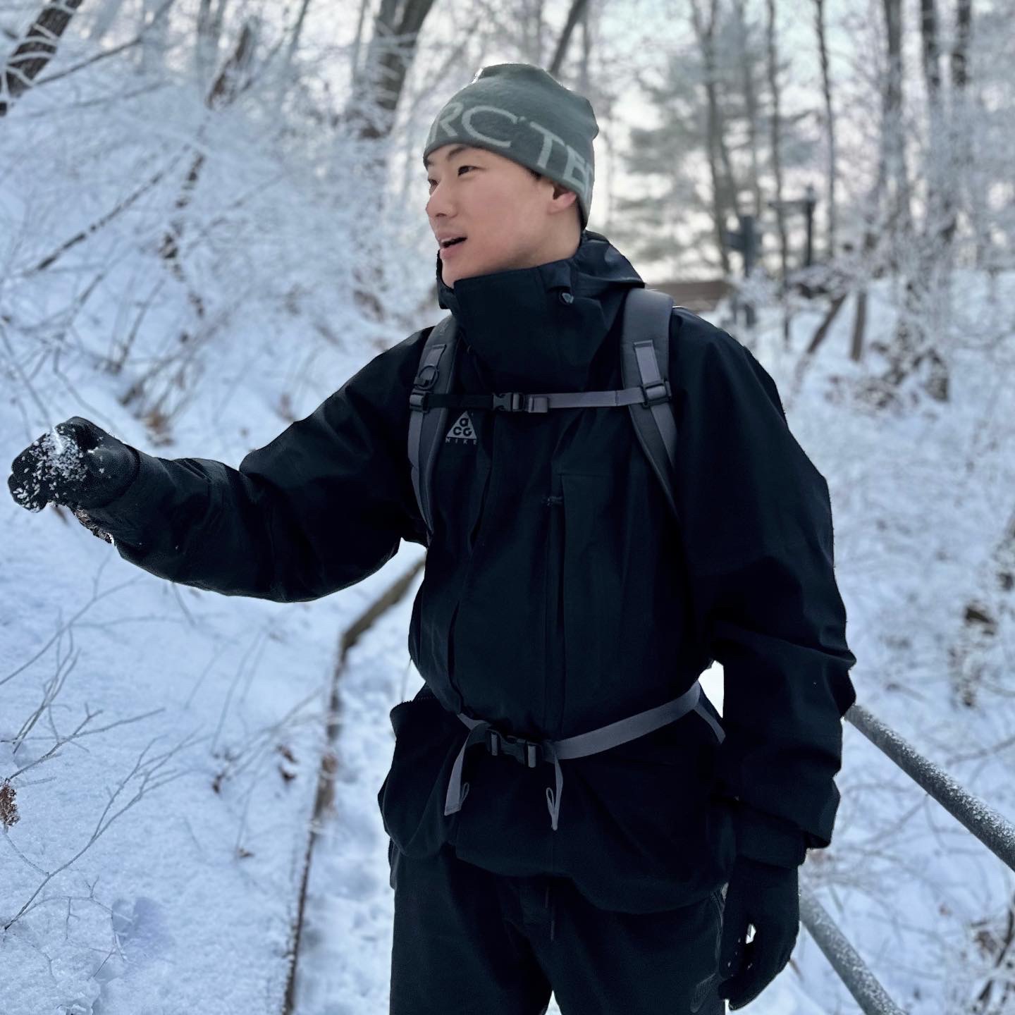 Arc'teryx Mantis 26 Backpack Black 착용 스타일 - 2