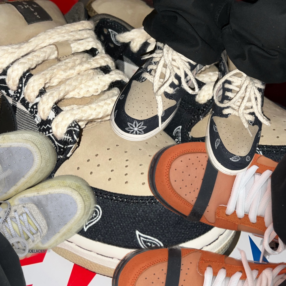 Nike x Off-White Air Force 1 Low The Ten, Nike x Travis Scott SB Dunk Low 착용 스타일