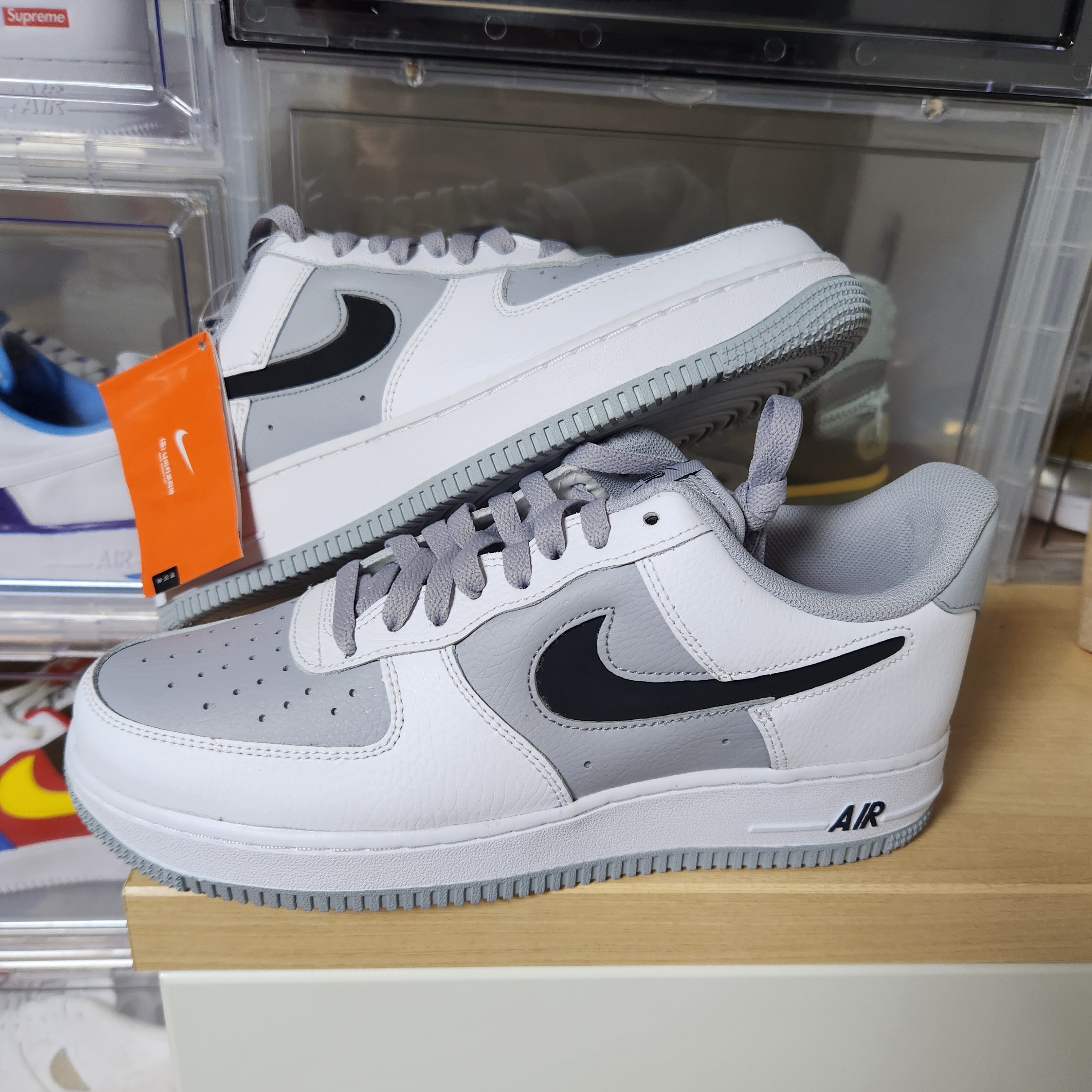 Nike Air Force 1 '07 Cut Out Swoosh Cool Grey 착용 스타일