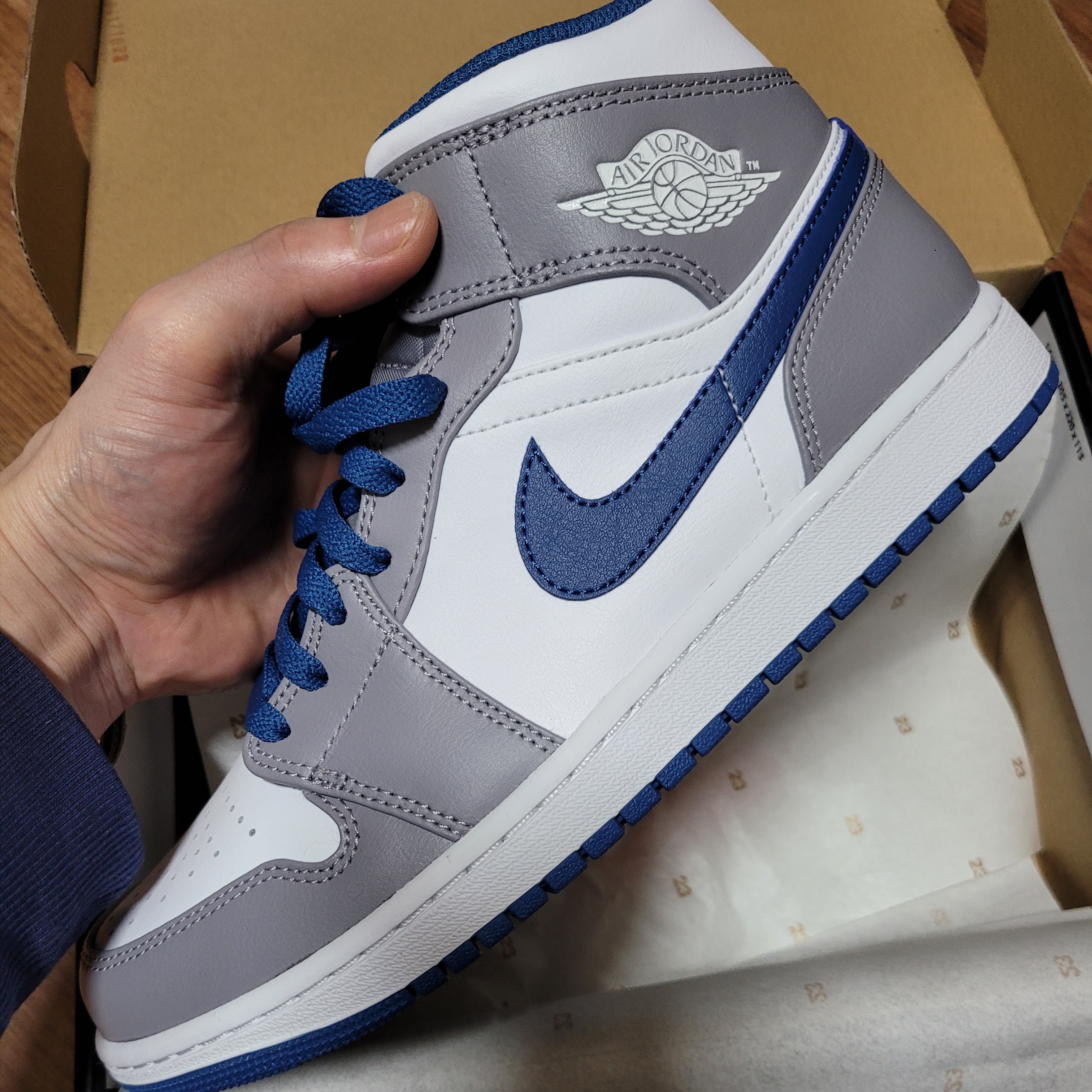 Jordan 1 Mid Cement Grey True Blue 착용 스타일 - 2