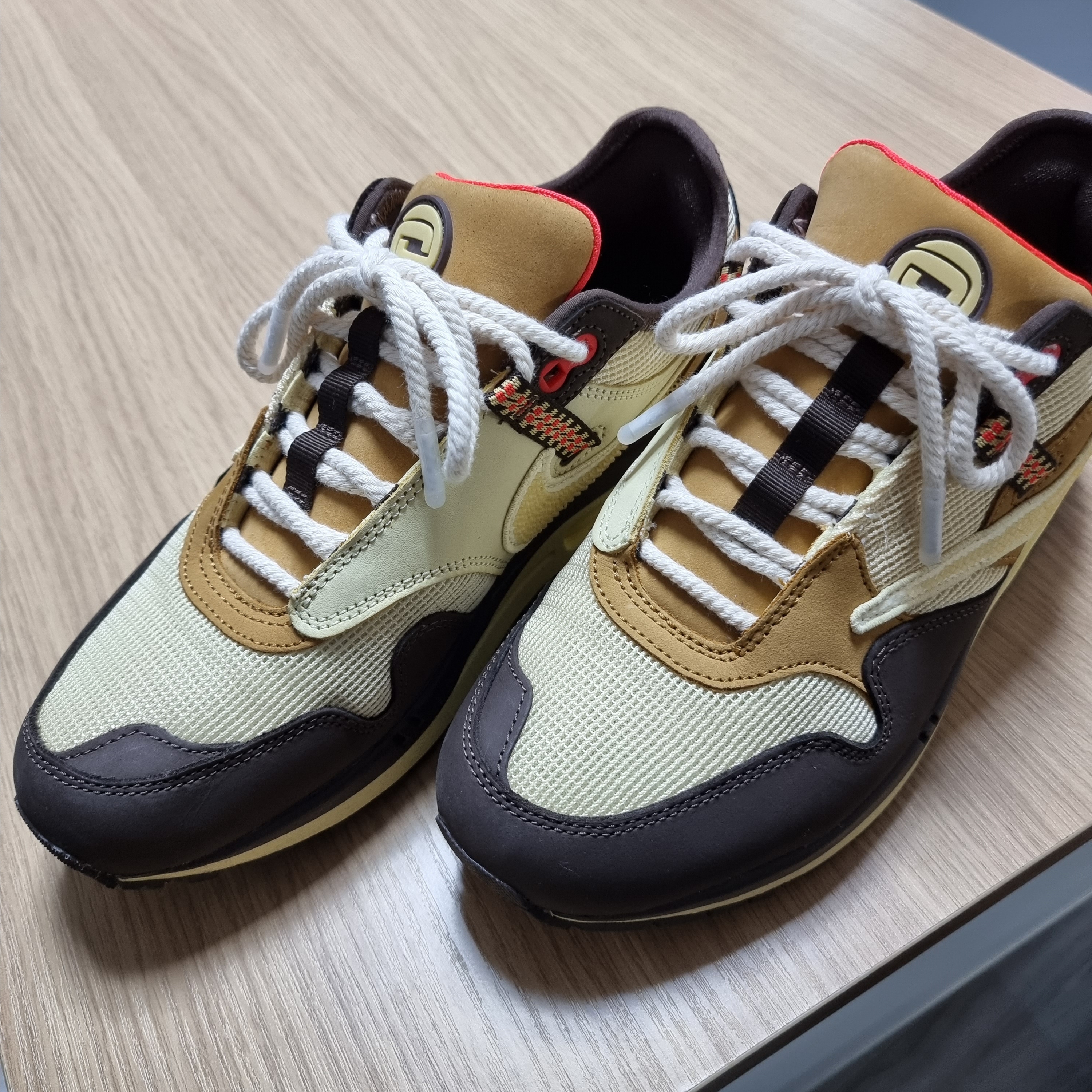 Nike x Travis Scott Air Max 1 Cact.us Brown 착용 스타일 - 1