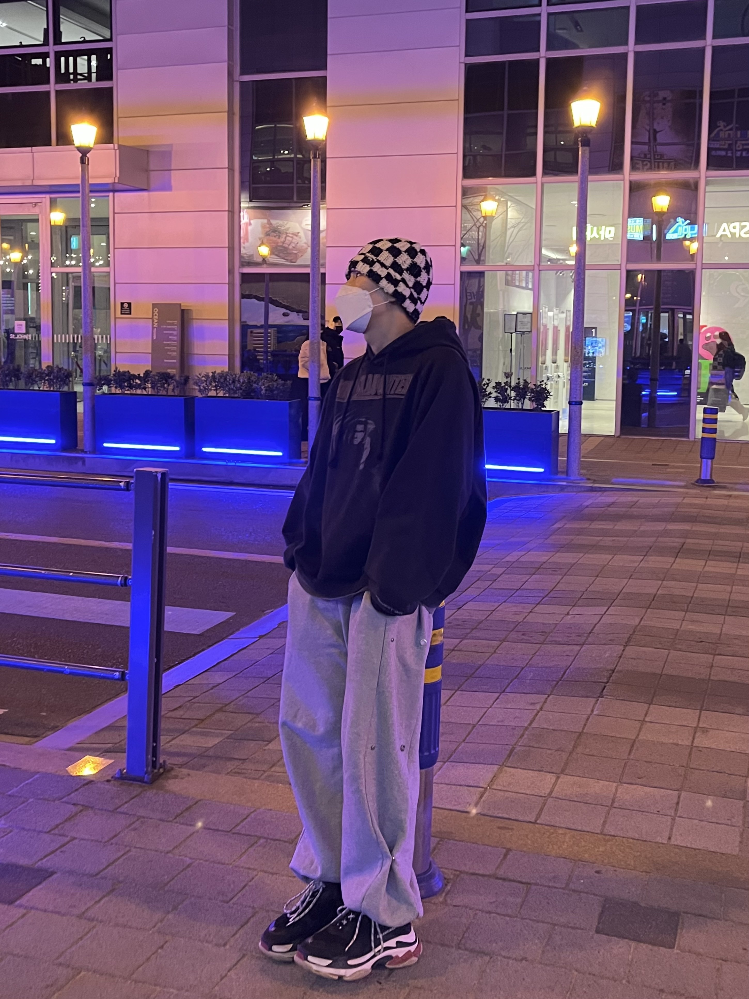 Balenciaga Triple S Sneakers Black Red 2022, Stussy Crochet Checker Beanie Black 착용 스타일 - 5