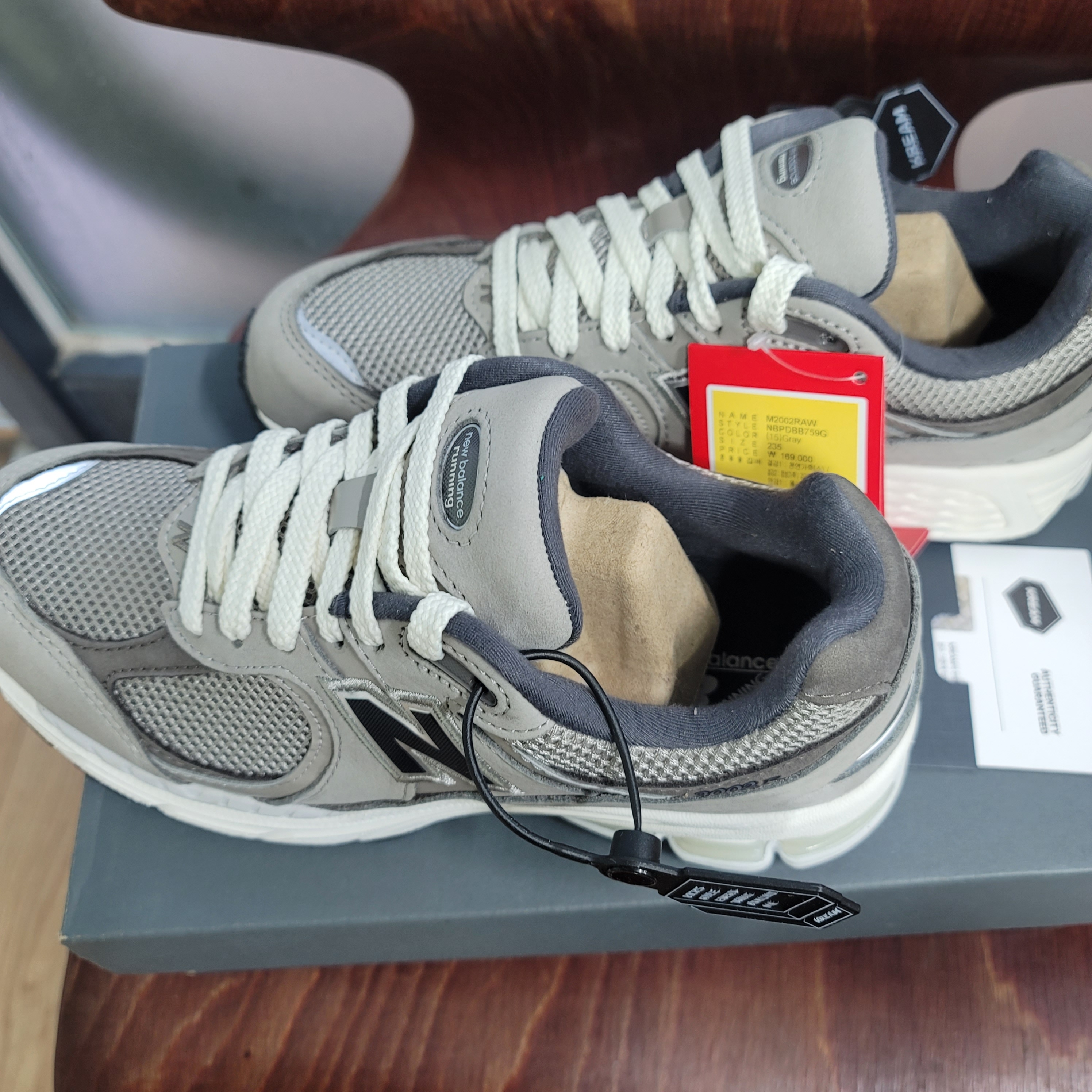New Balance 2002 Warm Alpaca 착용 스타일 - 1