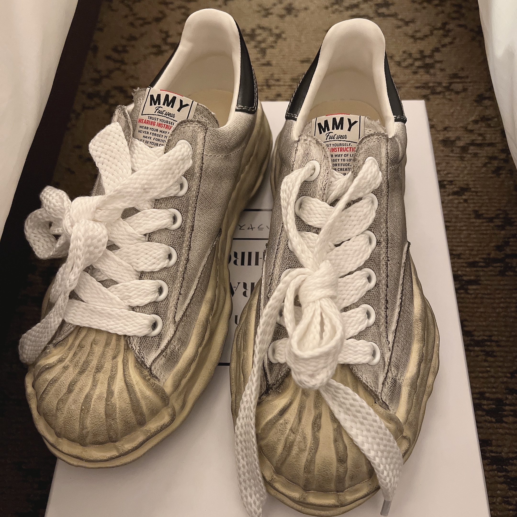 Maison Mihara Yasuhiro Blakey OG Sole Distressed Canvas Low-top Sneakers White 착용 스타일 - 1