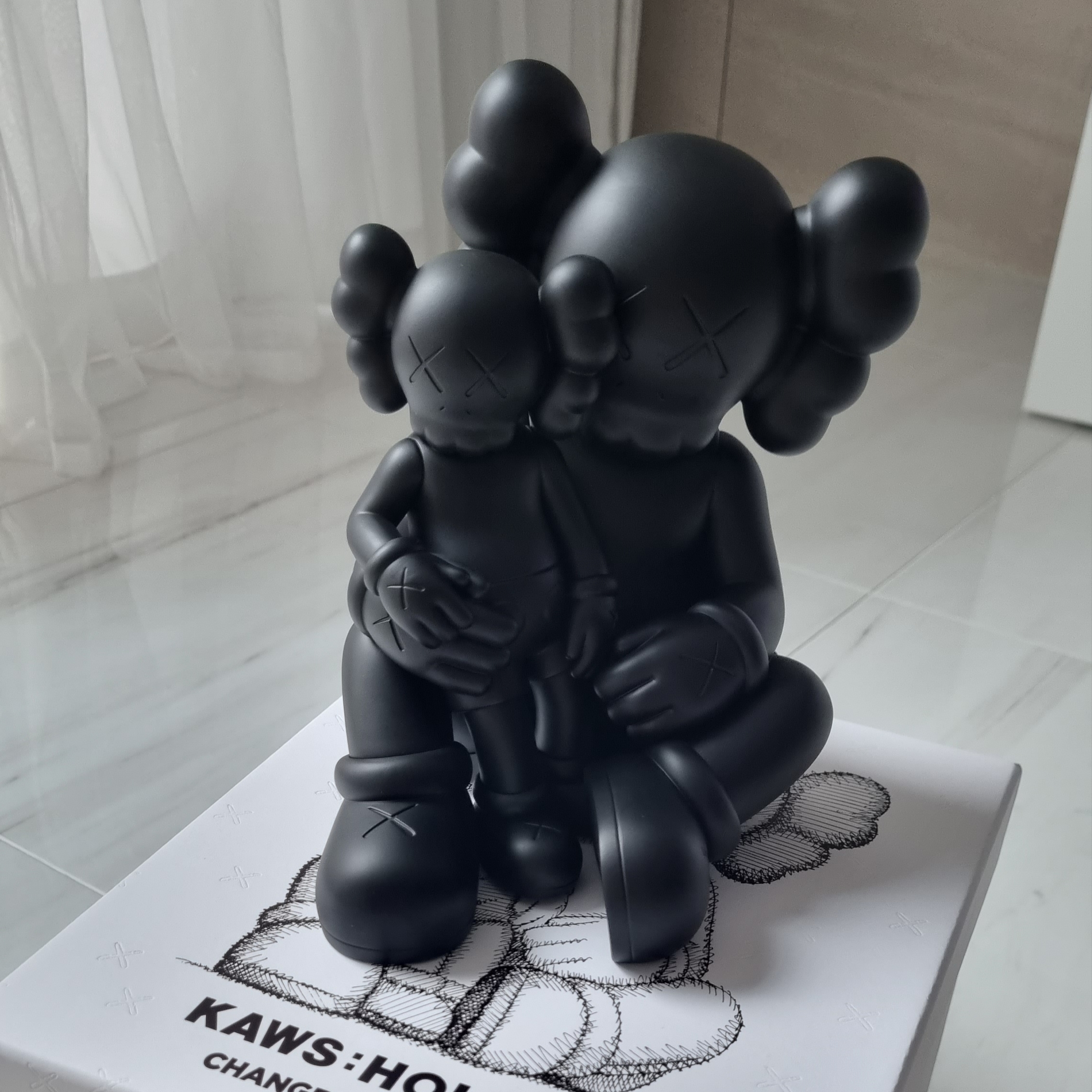 Kaws Holiday Changbai Mountain Vinyl Figure Black 착용 스타일