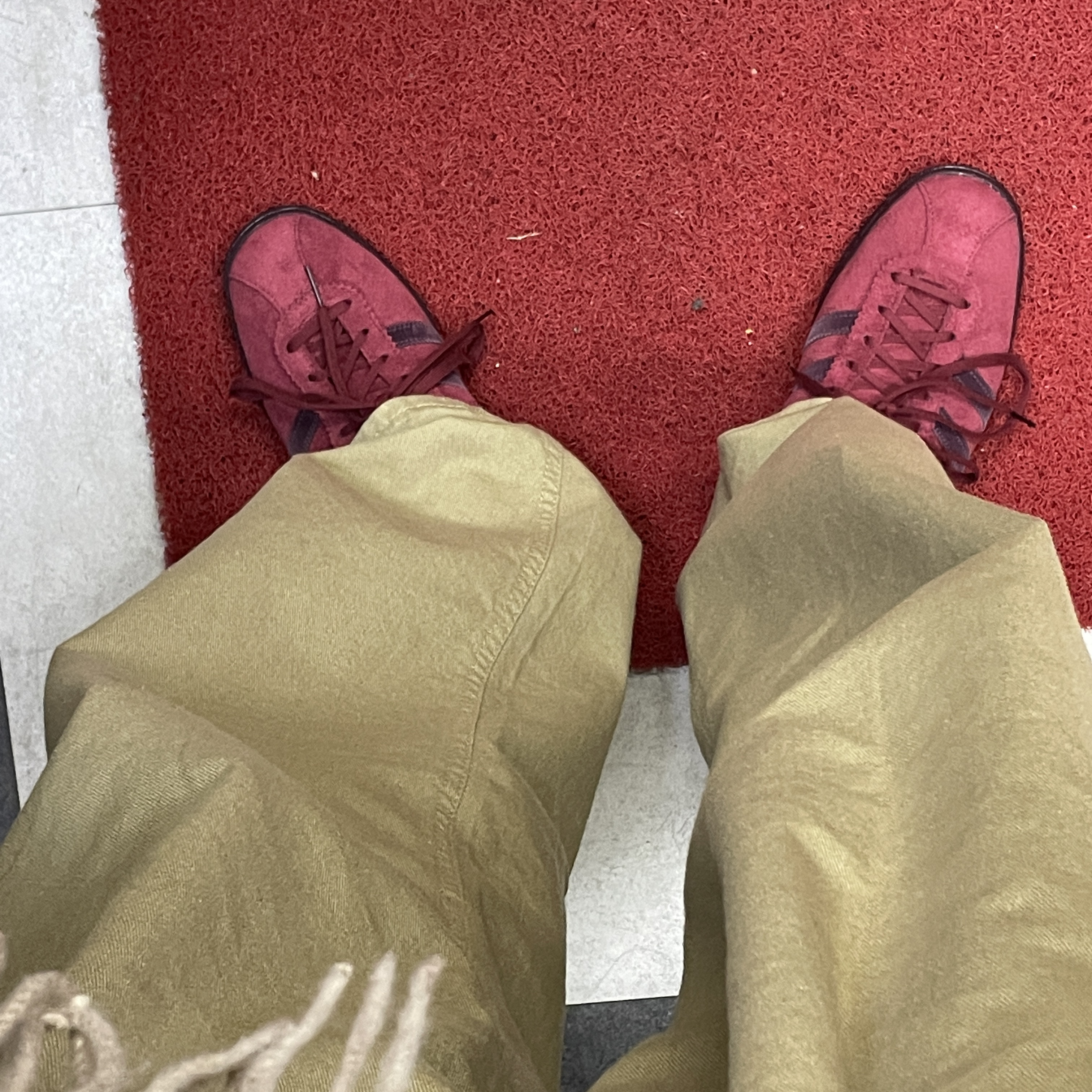 Adidas Tobacco Gruen Collegiate Burgundy 착용 스타일 - 2