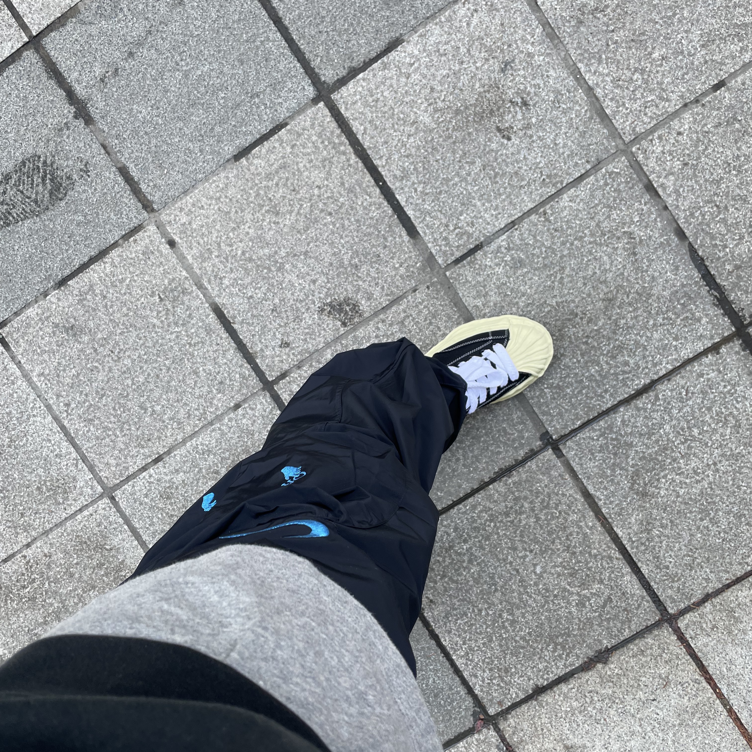 Nike x Off-White NRG Track Pants Black - Asia, Maison Mihara Yasuhiro Blakey VL OG Sole Canvas Low-top Sneakers Black 착용 스타일 - 1