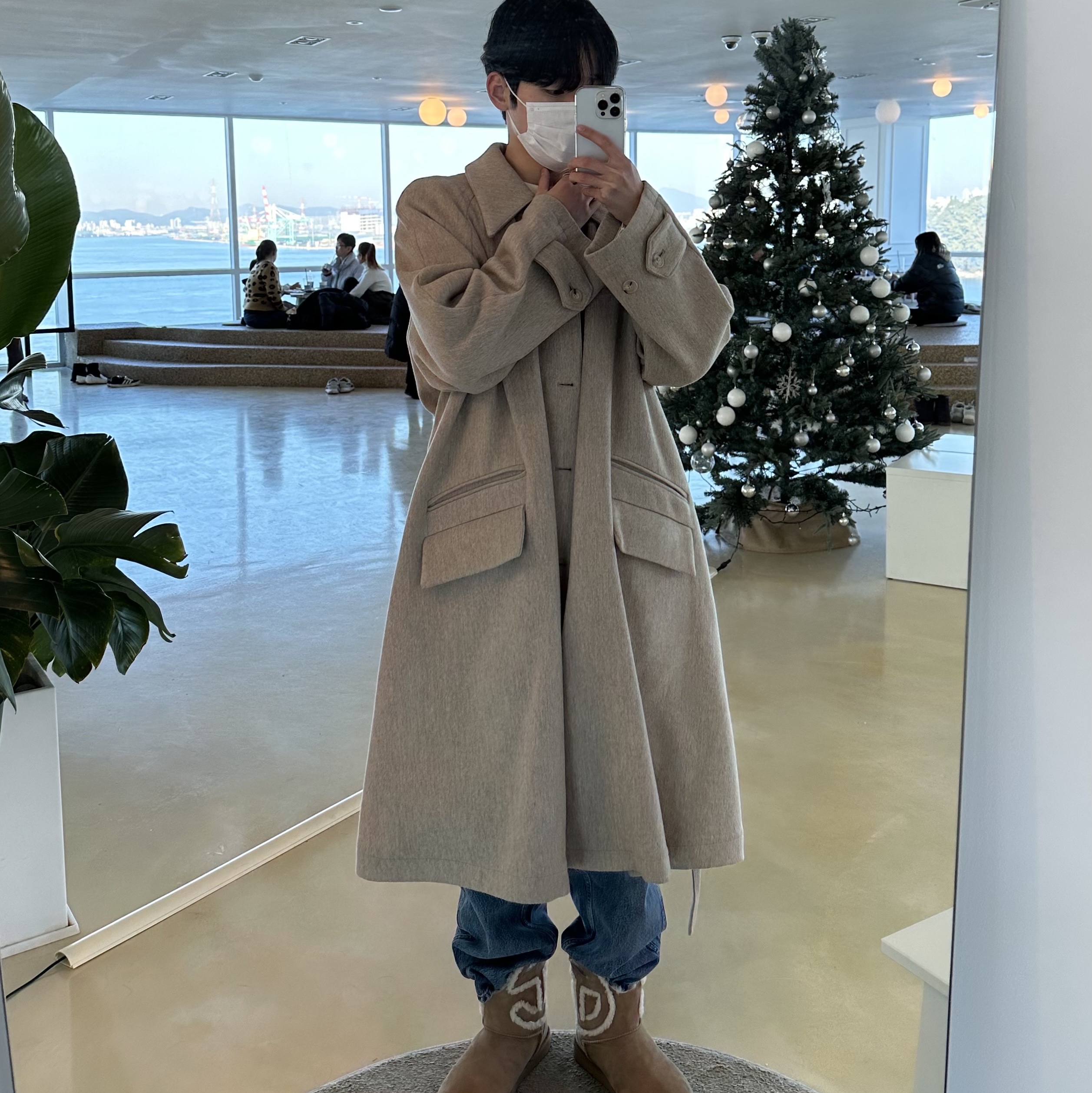 UGG x Telfar Logo Mini Chestnut 착용 스타일 - 3