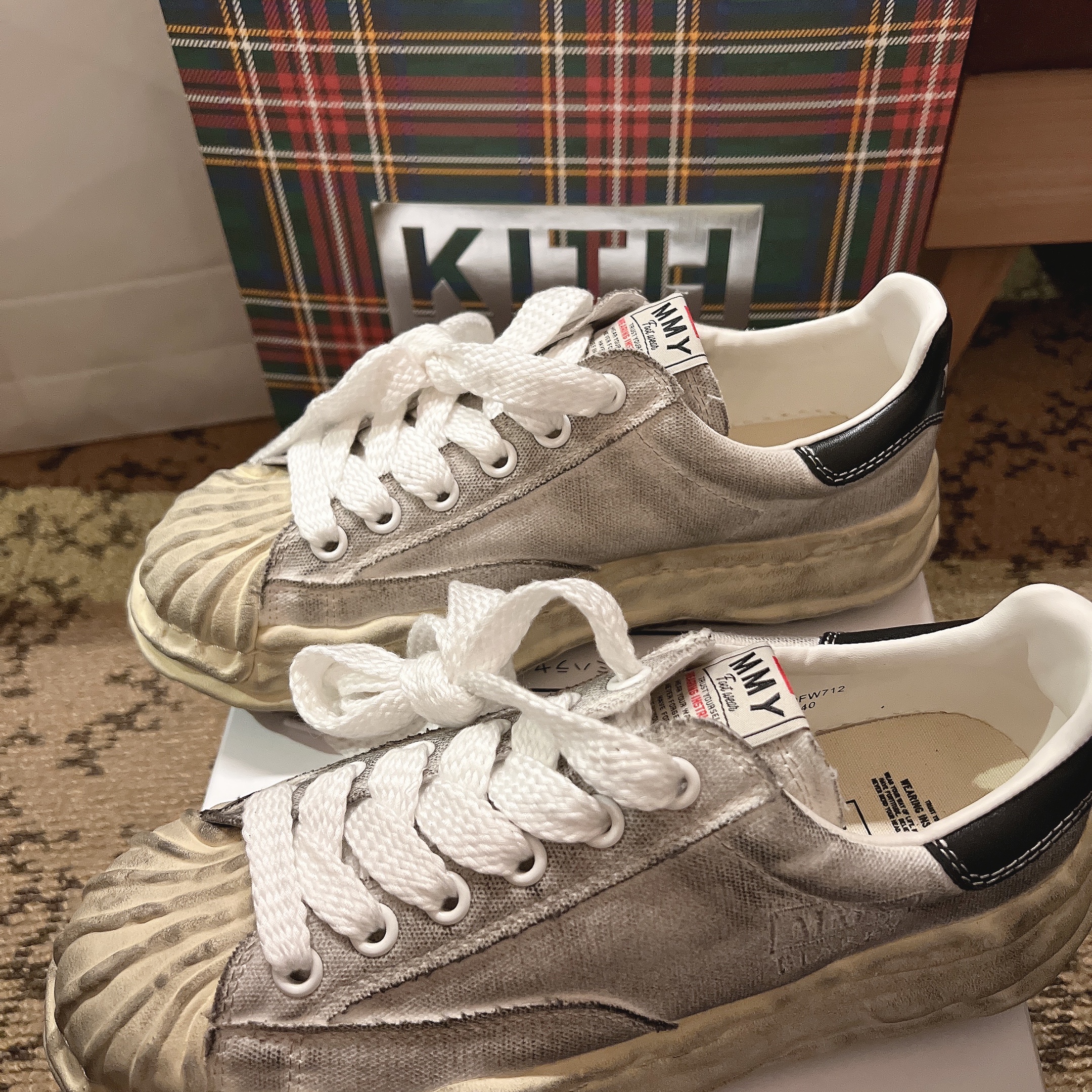 Maison Mihara Yasuhiro Blakey OG Sole Distressed Canvas Low-top Sneakers White 착용 스타일 - 2