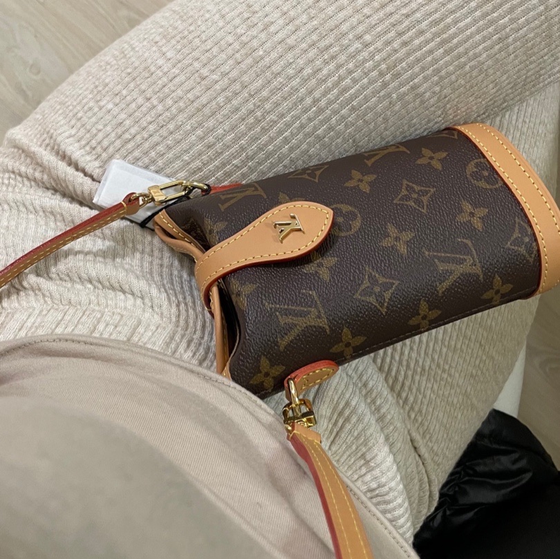 Louis Vuitton Fold Me Pouch Monogram 착용 스타일
