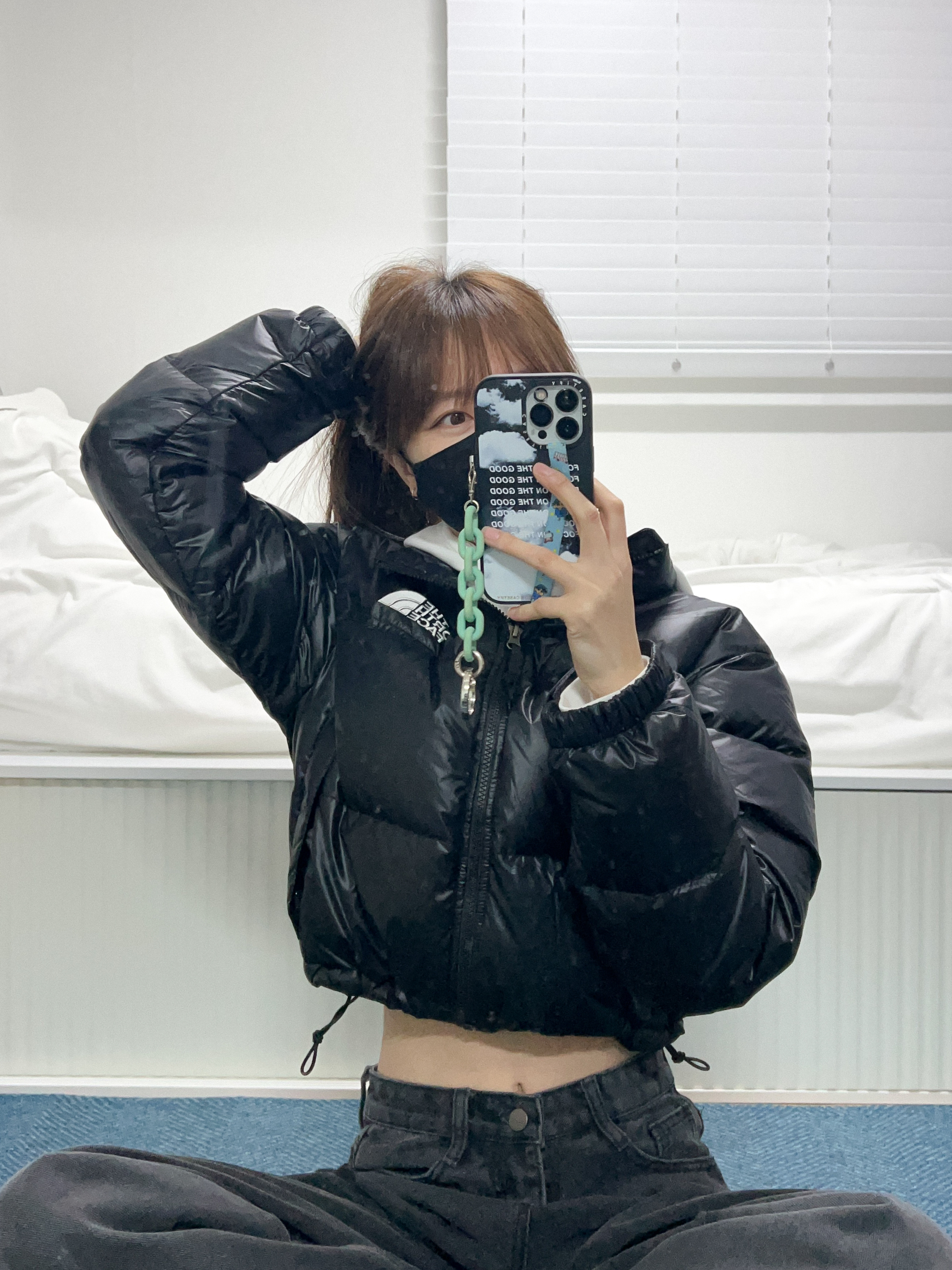 (W) The North Face Nuptse Short Jacket Black, Jordan 1 Retro High OG Chicago 2022 착용 스타일 - 4
