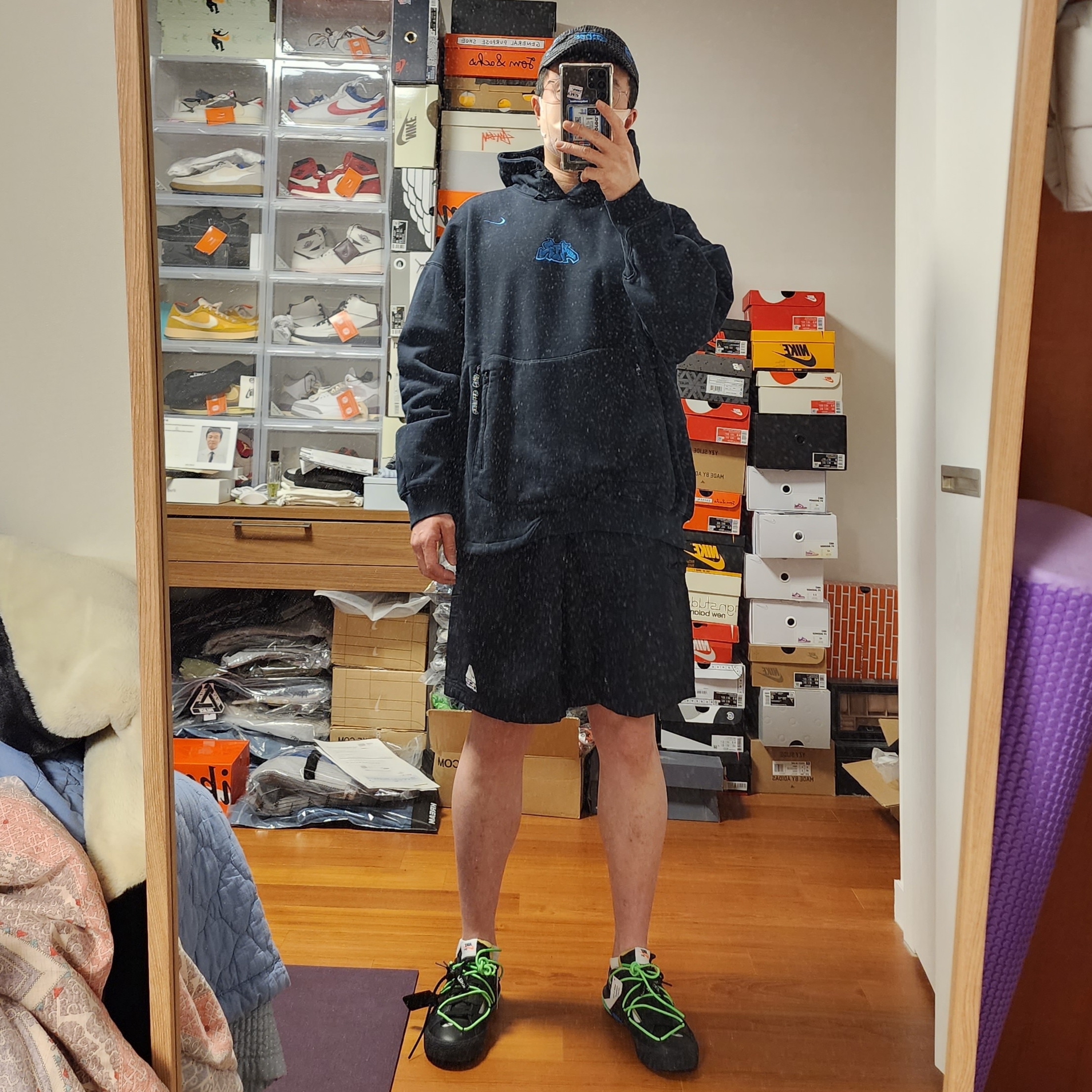 Nike x Off-White NRG Fleece Hoodie Black - Asia, Nike x Off-White Blazer Low '77 Black and Electro Green 착용 스타일 - 2