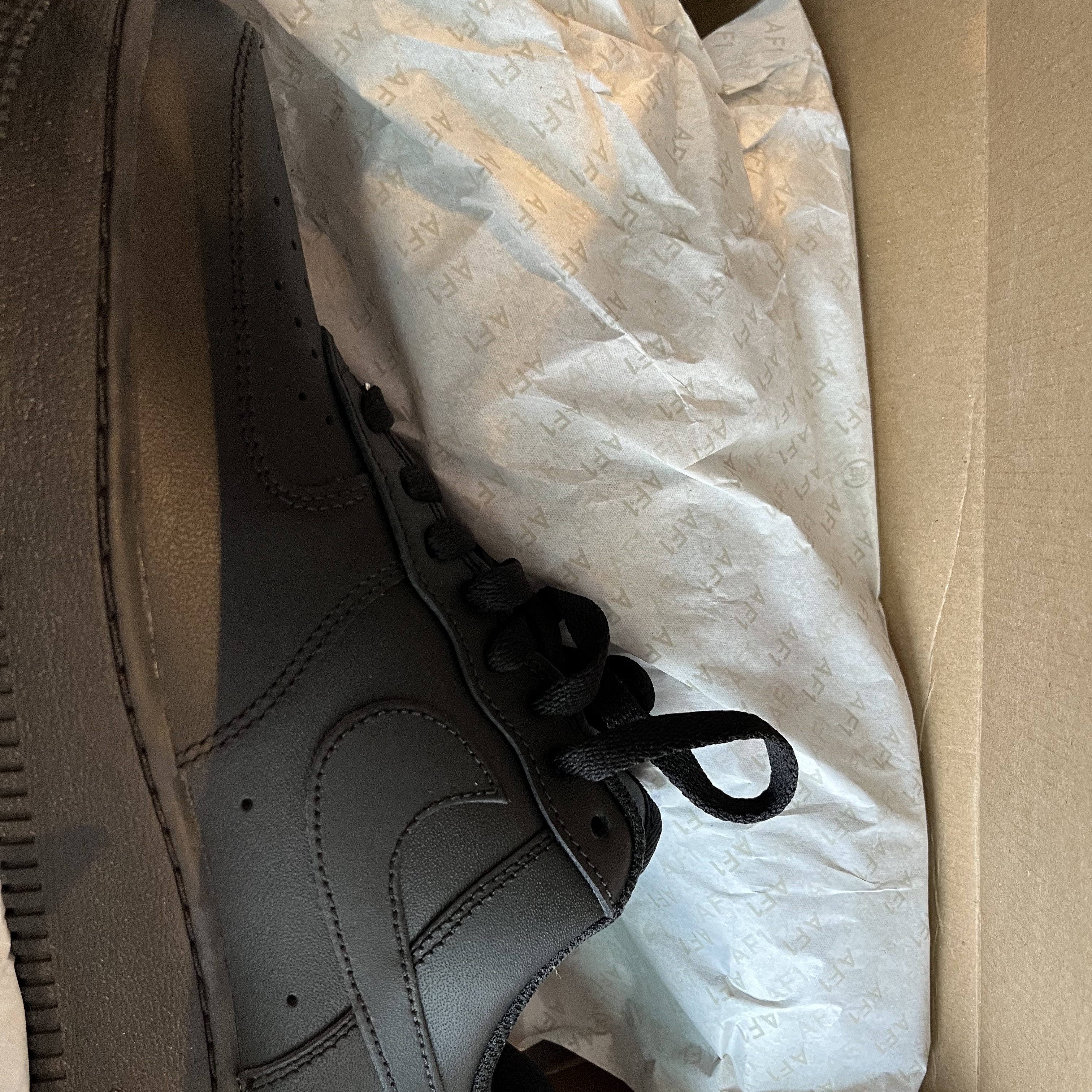 Nike Air Force 1 '07 Low Triple Black 착용 스타일