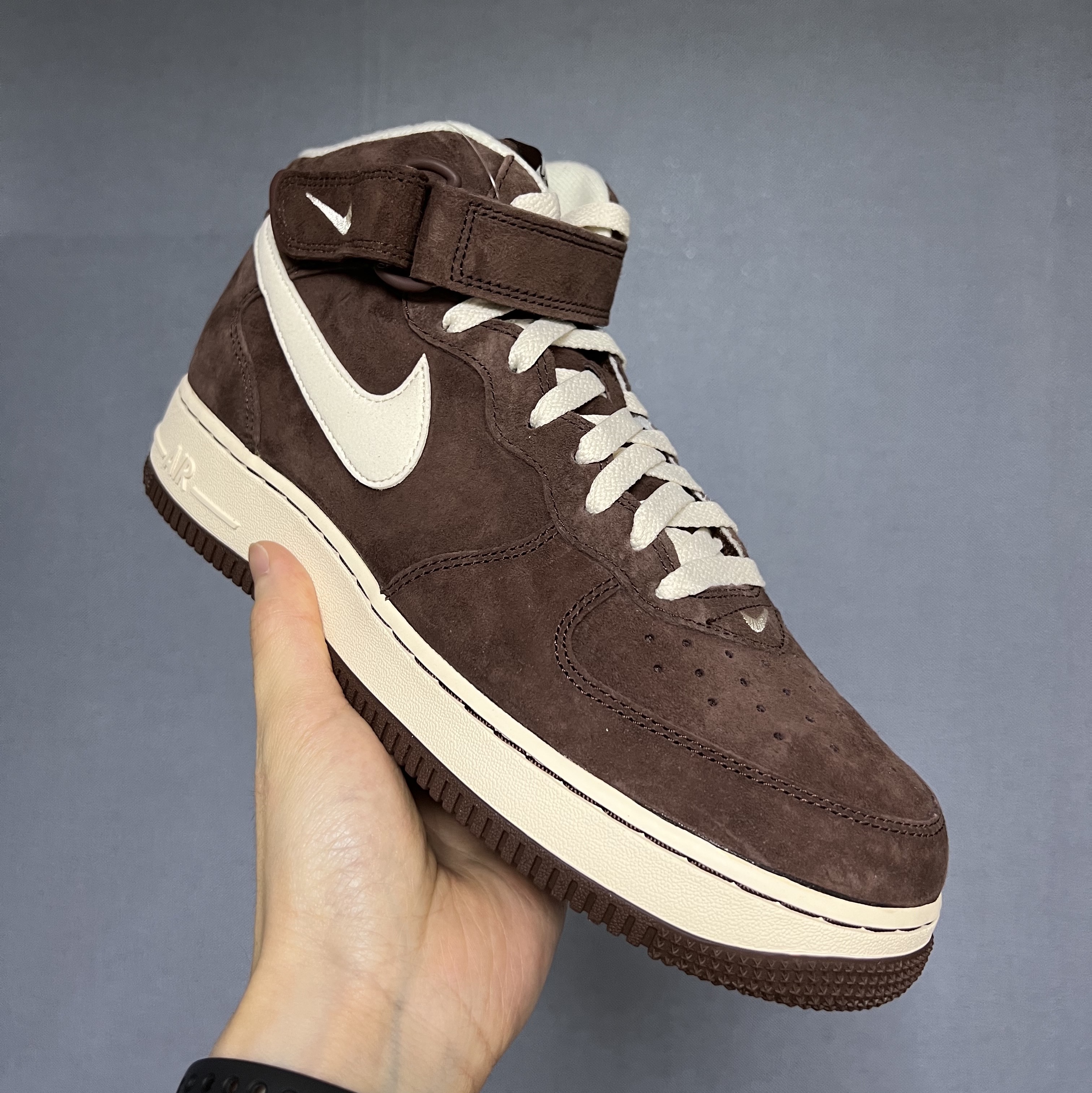 Nike Air Force 1 Mid '07 QS Chocolate 착용 스타일 - 1