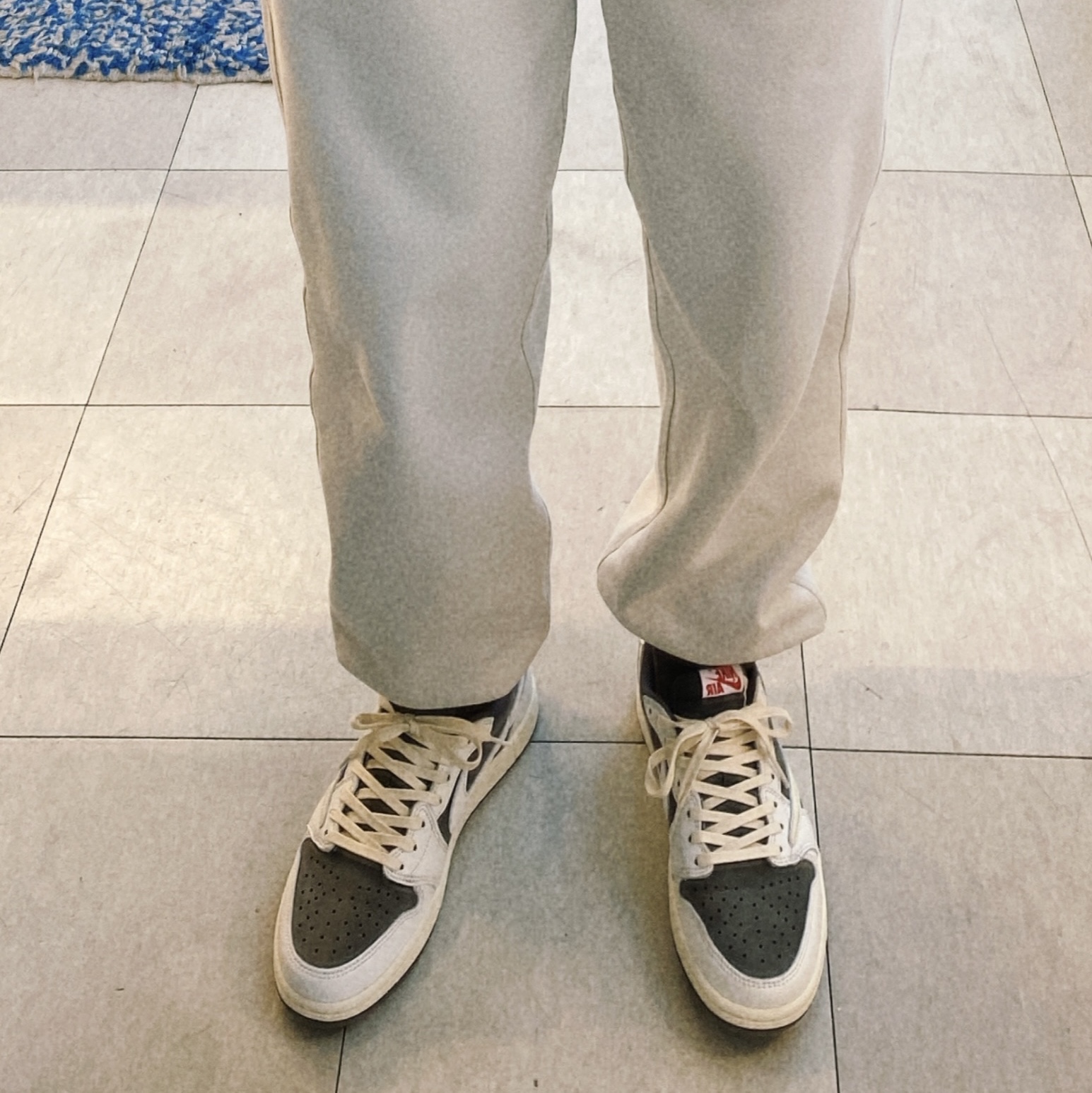Jordan 1 x Travis Scott Retro Low OG SP Sail and Ridgerock 착용 스타일 - 2