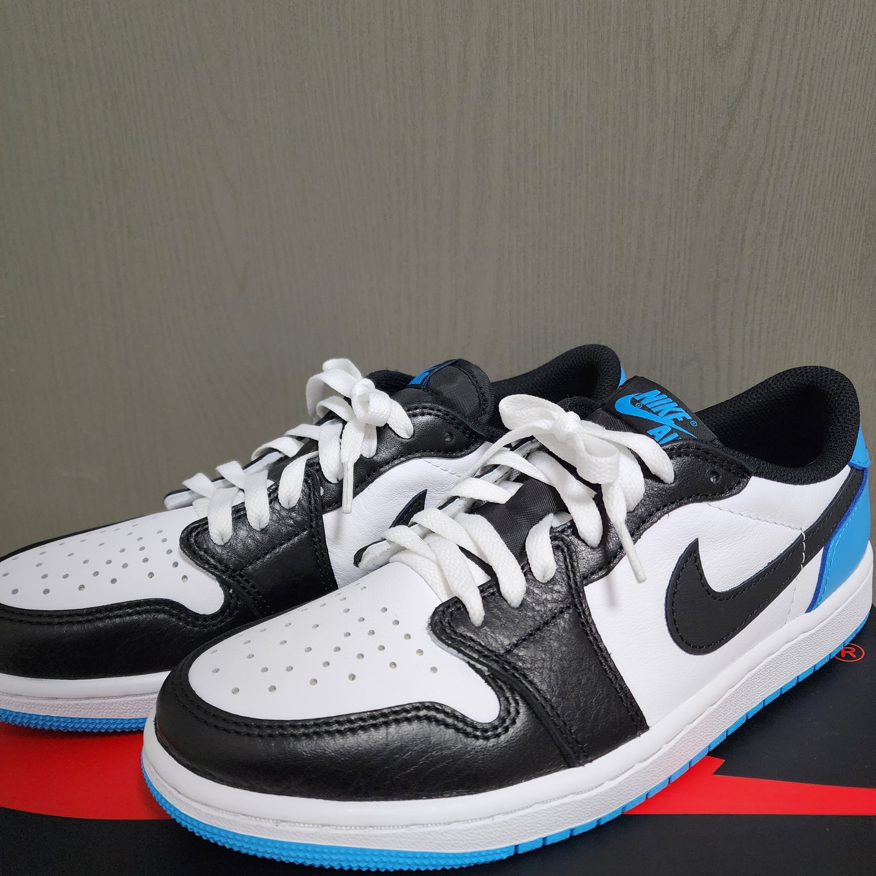 Jordan 1 Retro Low OG Black and Dark Powder Blue 착용 스타일