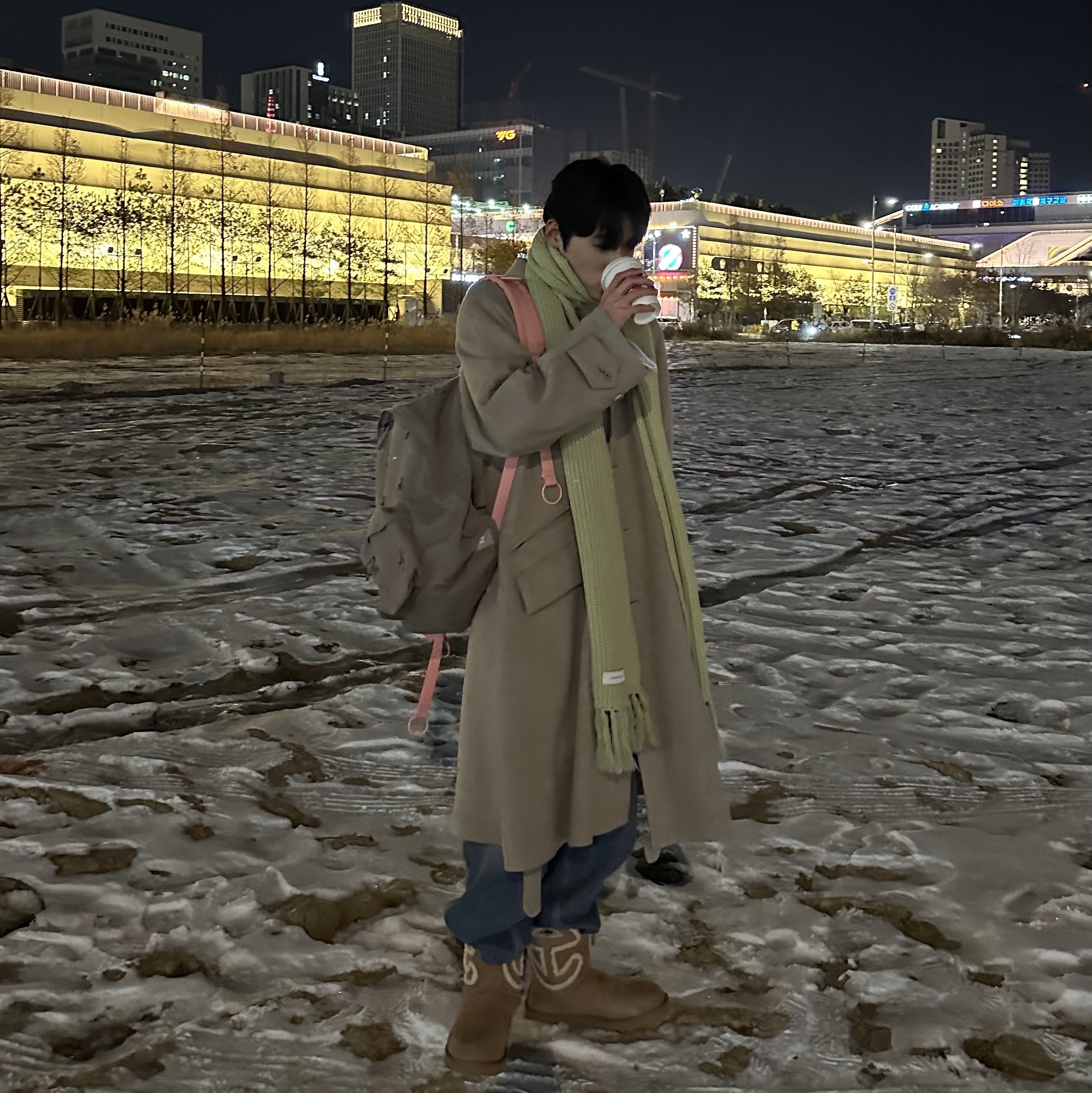 UGG x Telfar Logo Mini Chestnut 착용 스타일 - 5