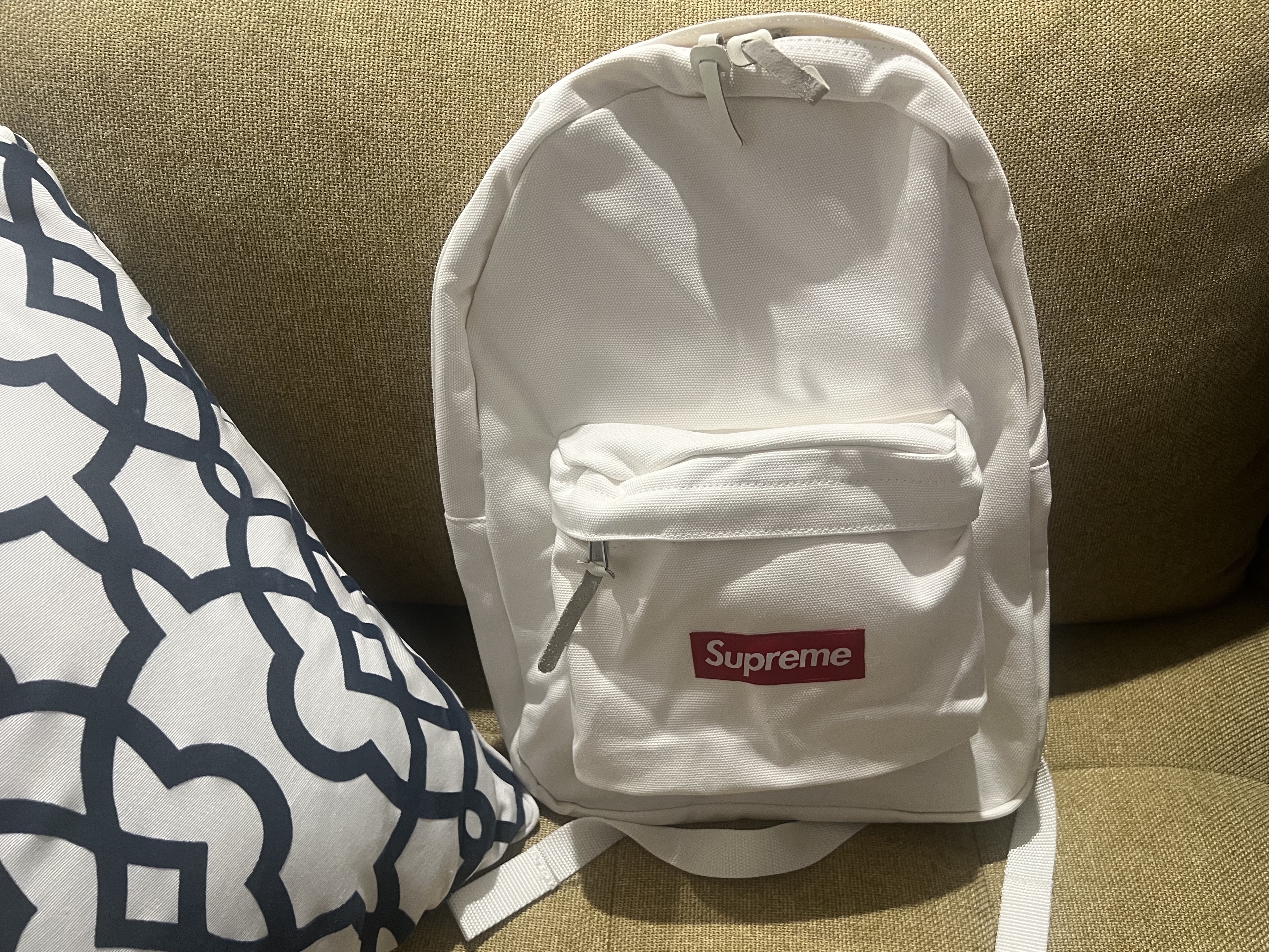 Supreme Canvas Backpack White 착용 스타일