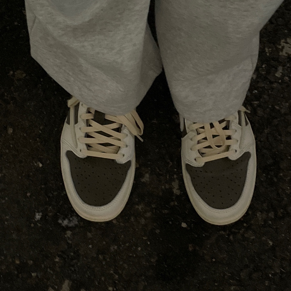 Jordan 1 x Travis Scott Retro Low OG SP Sail and Ridgerock, Jordan 1 Retro High OG Chicago 2022 착용 스타일 - 1