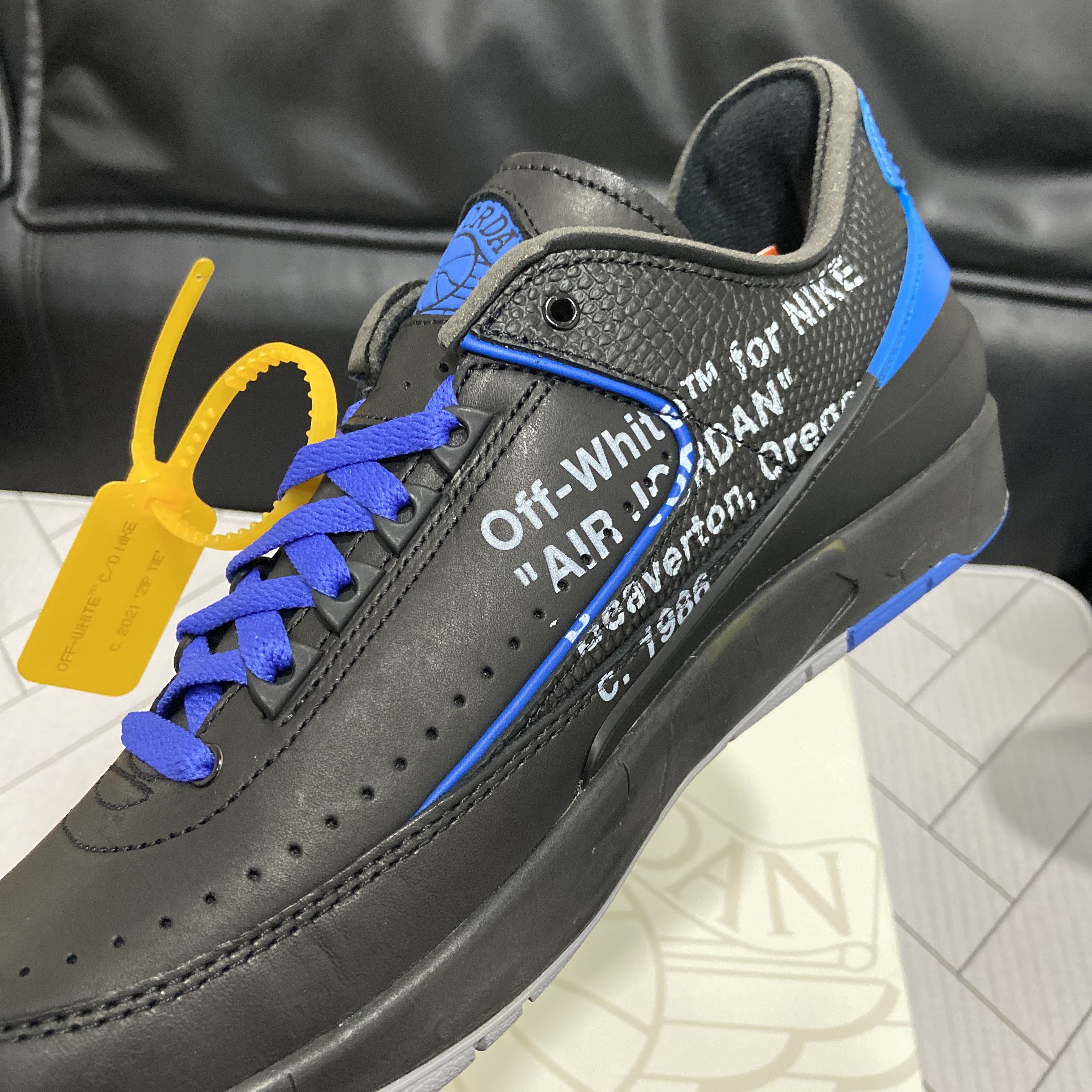 Jordan 2 x Off-White Retro Low SP Black and Varsity Royal 착용 스타일 - 3
