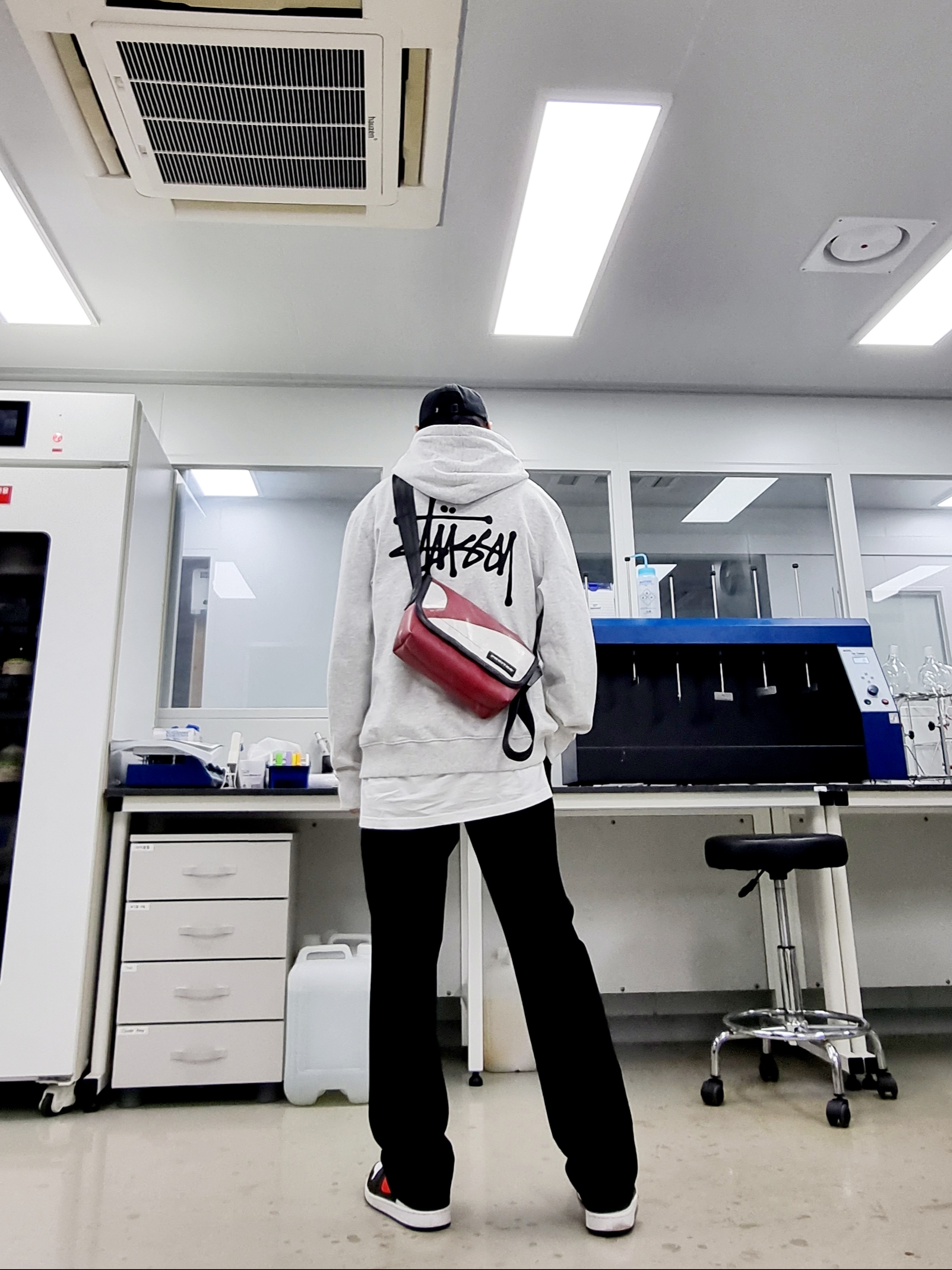 Jordan 1 Mid Black Chile Red, Stussy Stock Low Pro Cap Black 착용 스타일 - 3