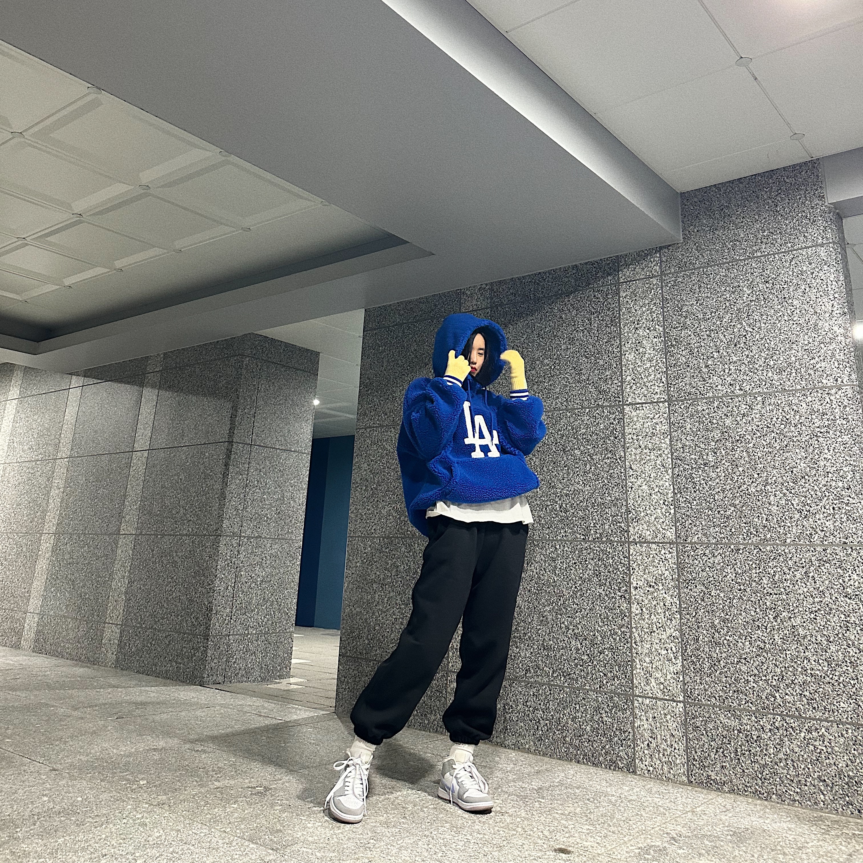 (W) Jordan 1 Mid Wolf Grey 착용 스타일 - 1