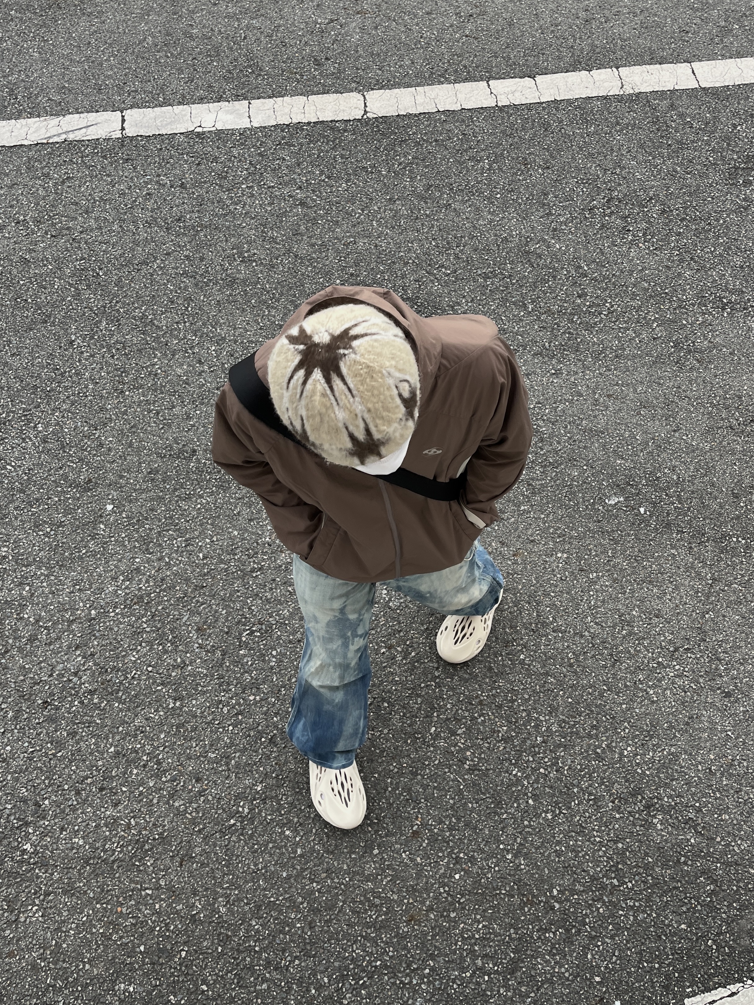 Adidas Yeezy Foam RNNR Sand, Sansan Gear Alpha Jacket Brown - 22FW 착용 스타일 - 1