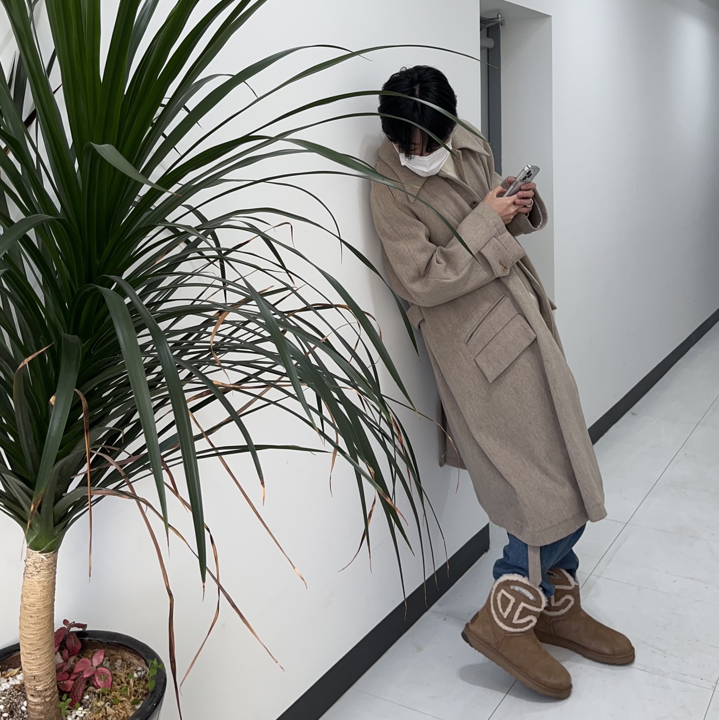 UGG x Telfar Logo Mini Chestnut 착용 스타일 - 1