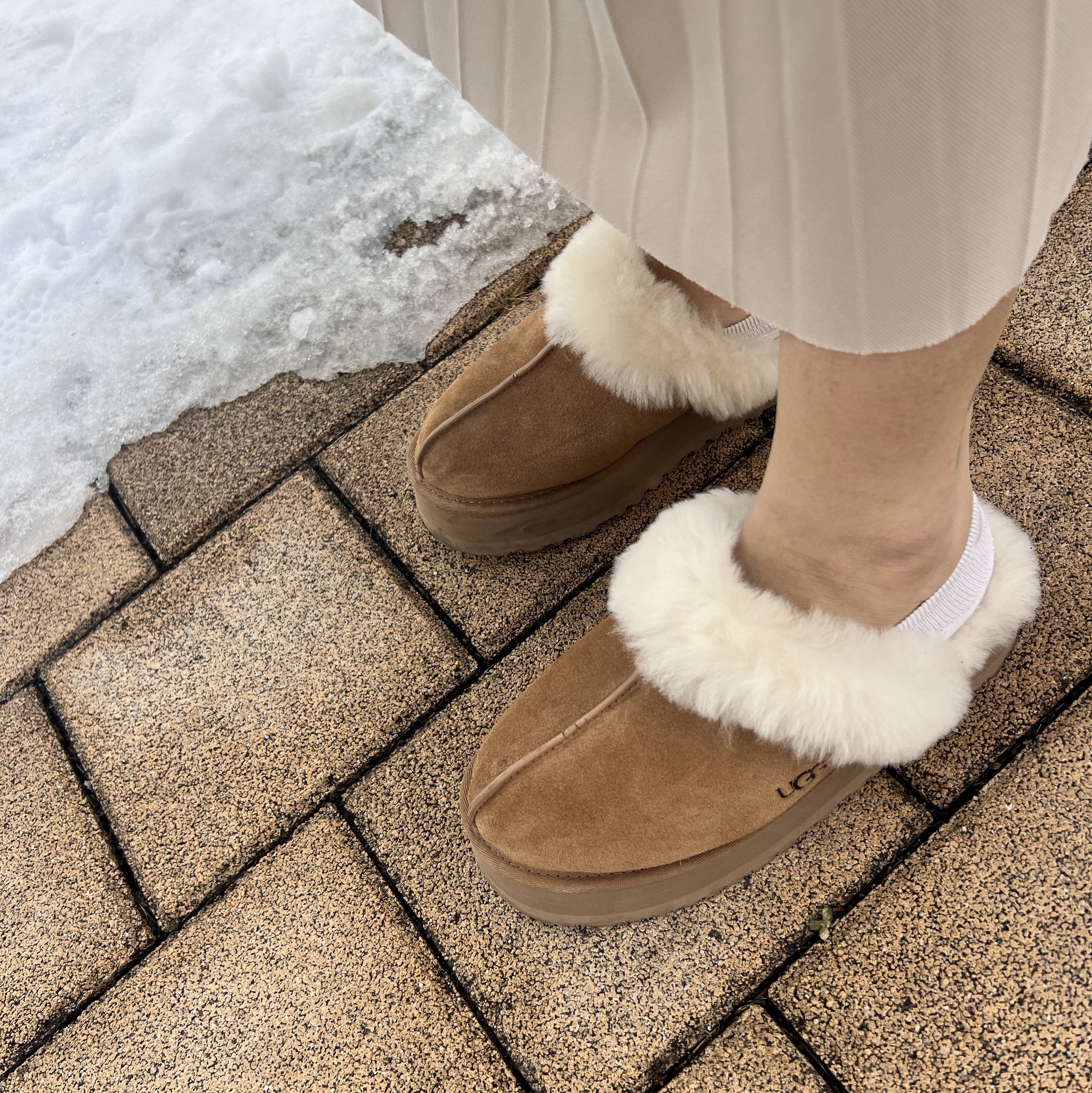 (W) UGG Disquette Slipper Chestnut 착용 스타일 - 1