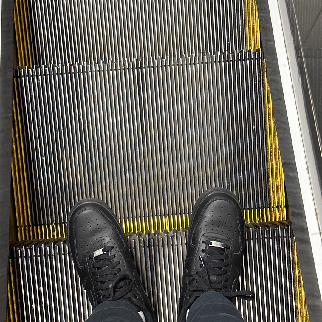 Nike Air Force 1 '07 Low Triple Black 착용 스타일