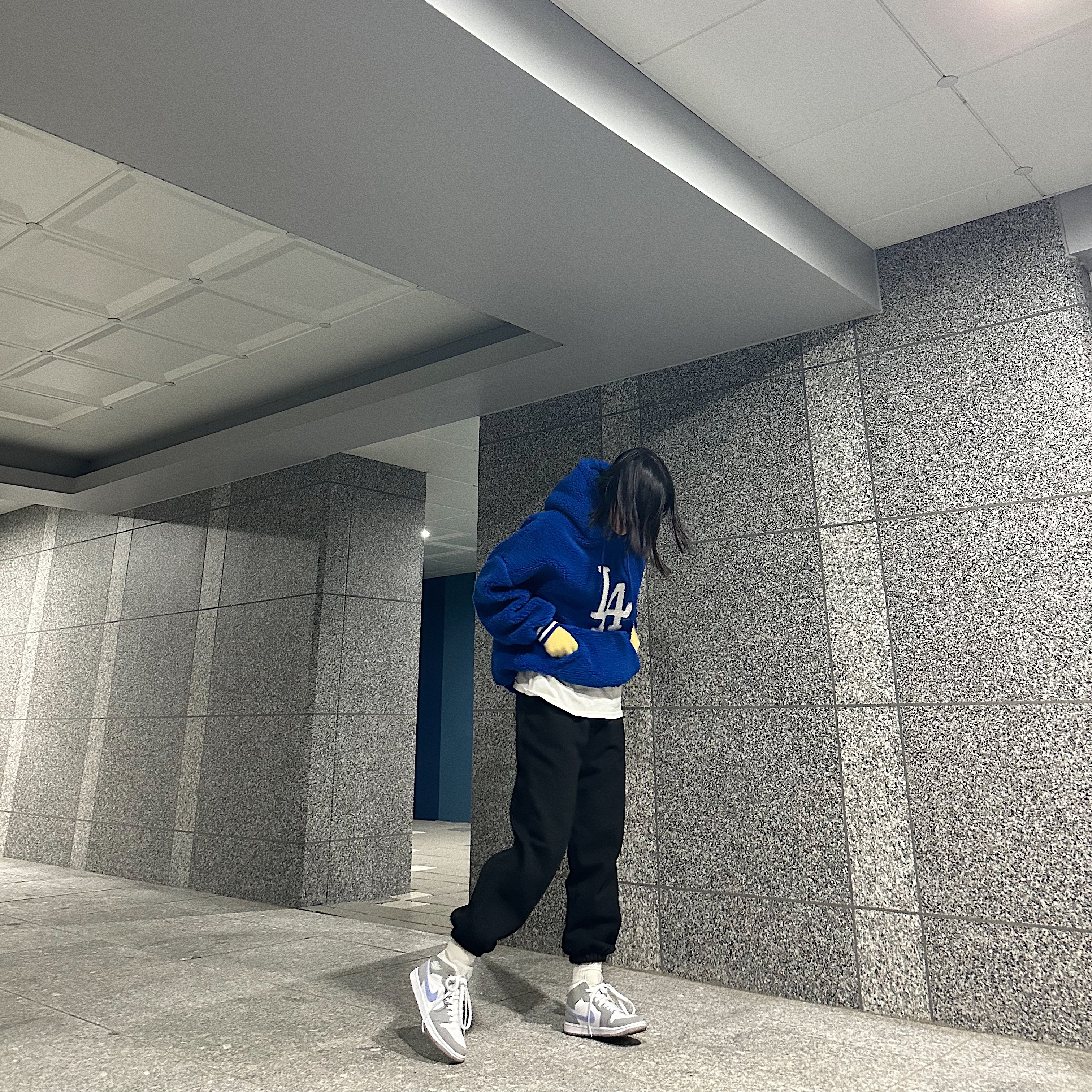 (W) Jordan 1 Mid Wolf Grey 착용 스타일 - 3