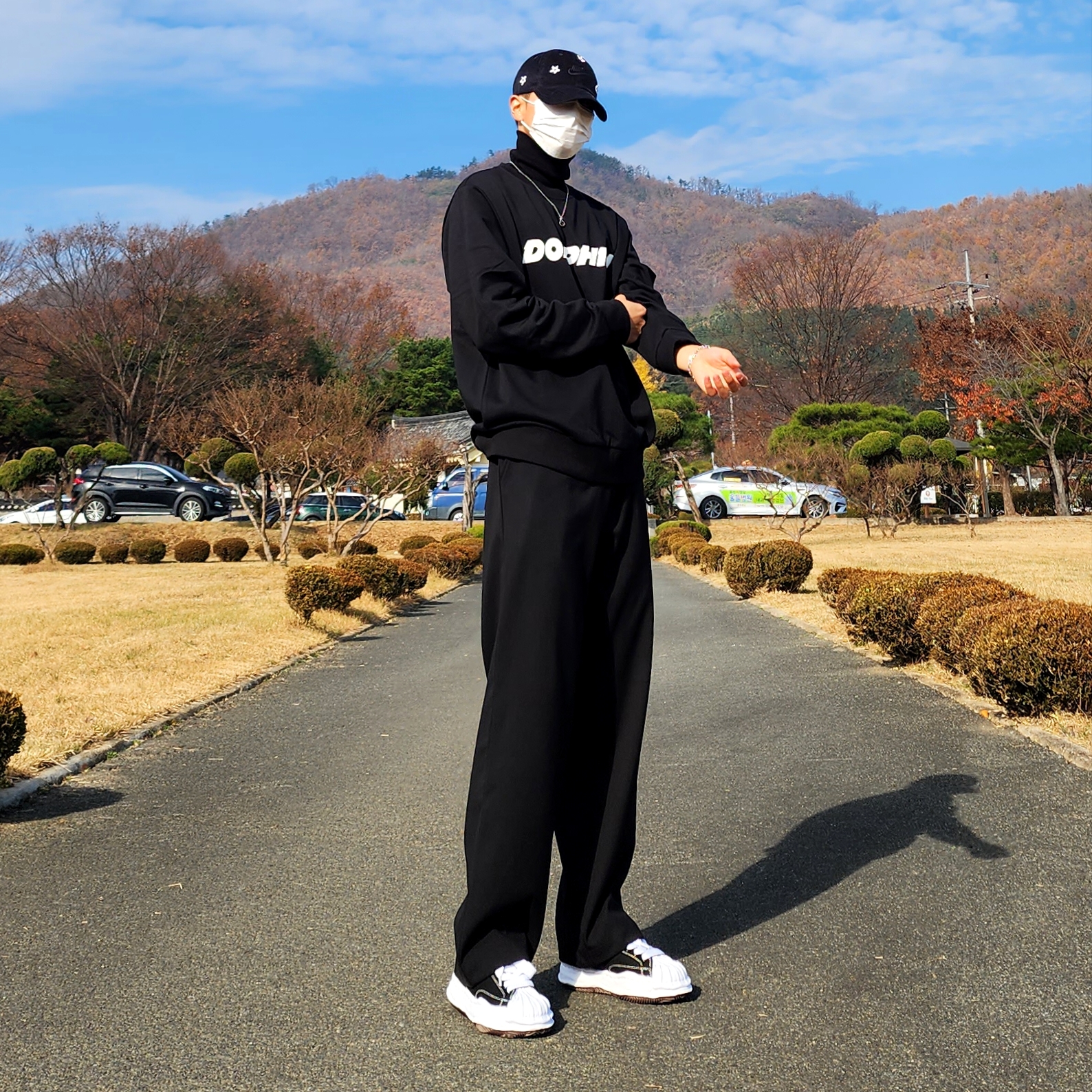 Maison Mihara Yasuhiro Blakey OG Sole Canvas Low-top Sneakers Black White 착용 스타일 - 3