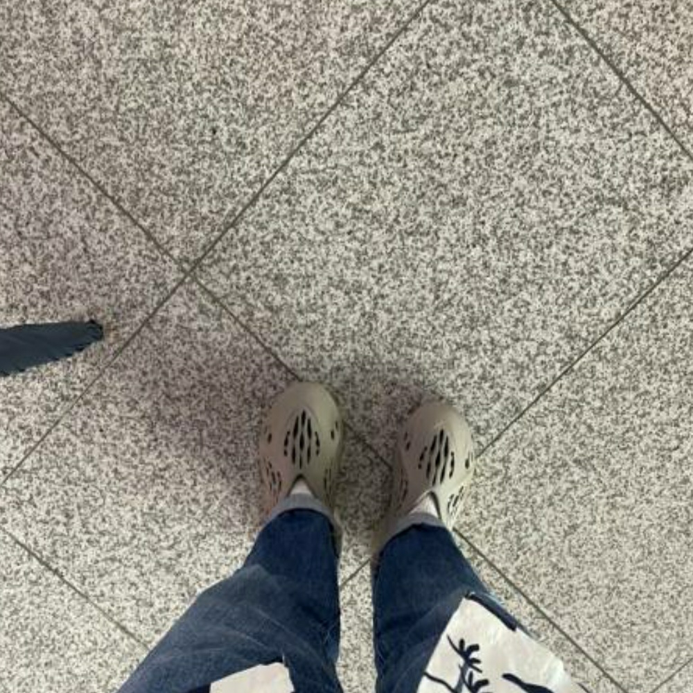 Adidas Yeezy Foam RNNR Stone Sage 착용 스타일