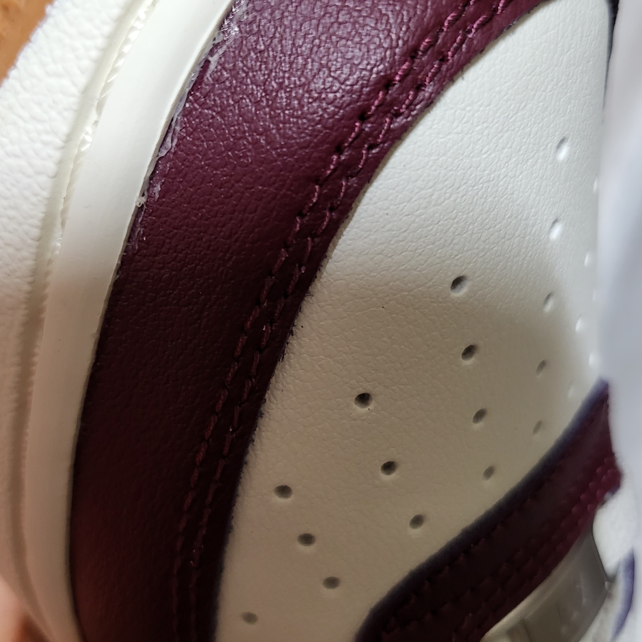 Nike Air Force 1 '07 LV8 Night Maroon 착용 스타일 - 1