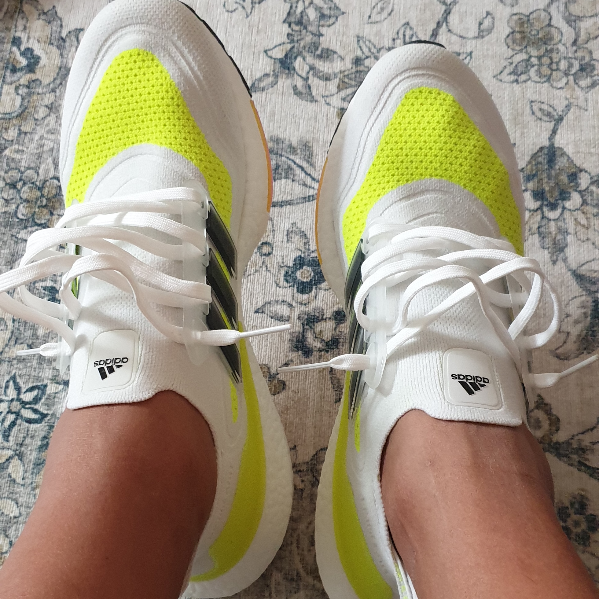 Adidas Ultraboost 21 Solar Yellow 착용 스타일 - 1