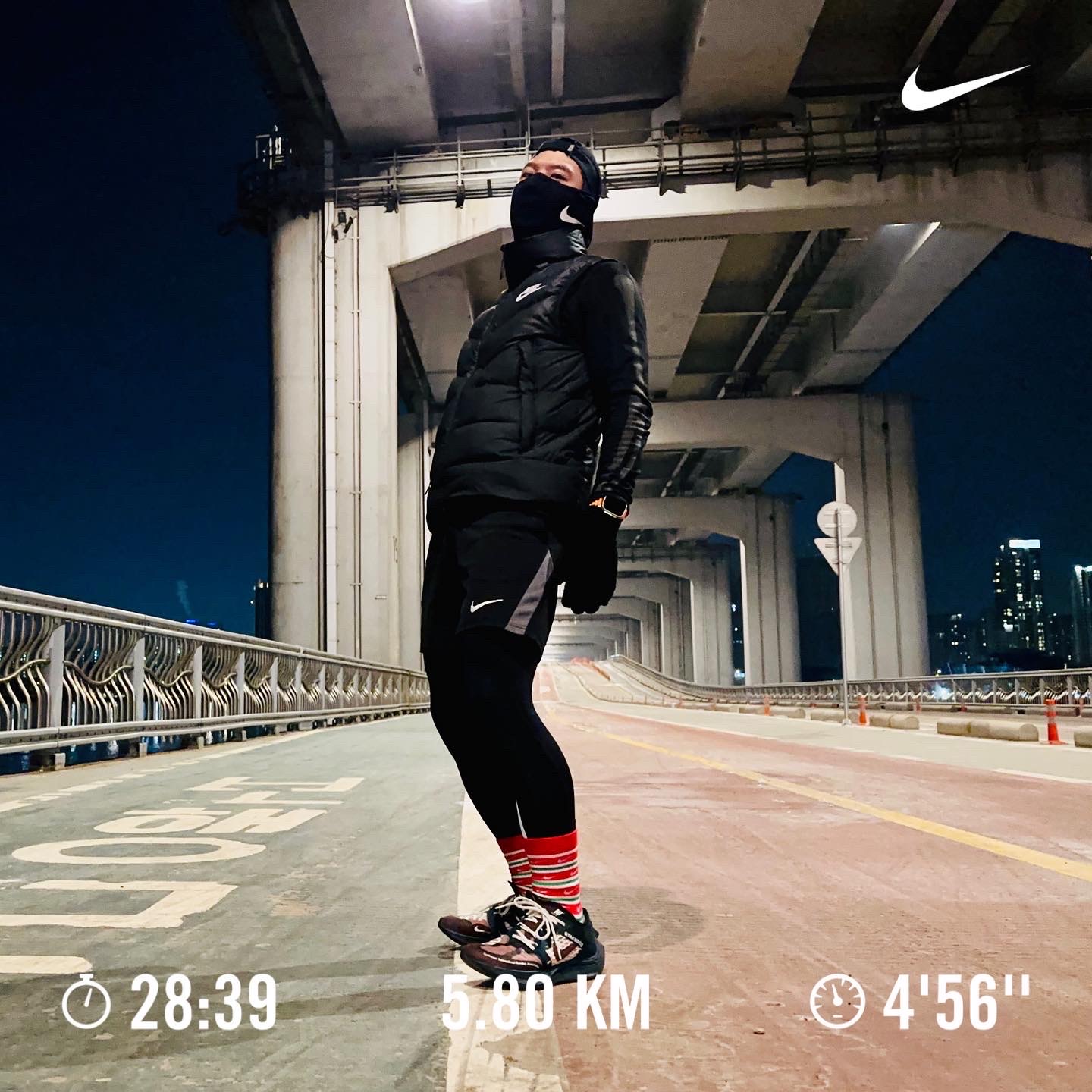 Nike x Undercover Gyakusou ZoomX VaporFly Next% Midnight Spruce, Apple Watch Ultra 49mm Titanium Case with M Alpine Loop Orange (Korean Ver.) 착용 스타일 - 1