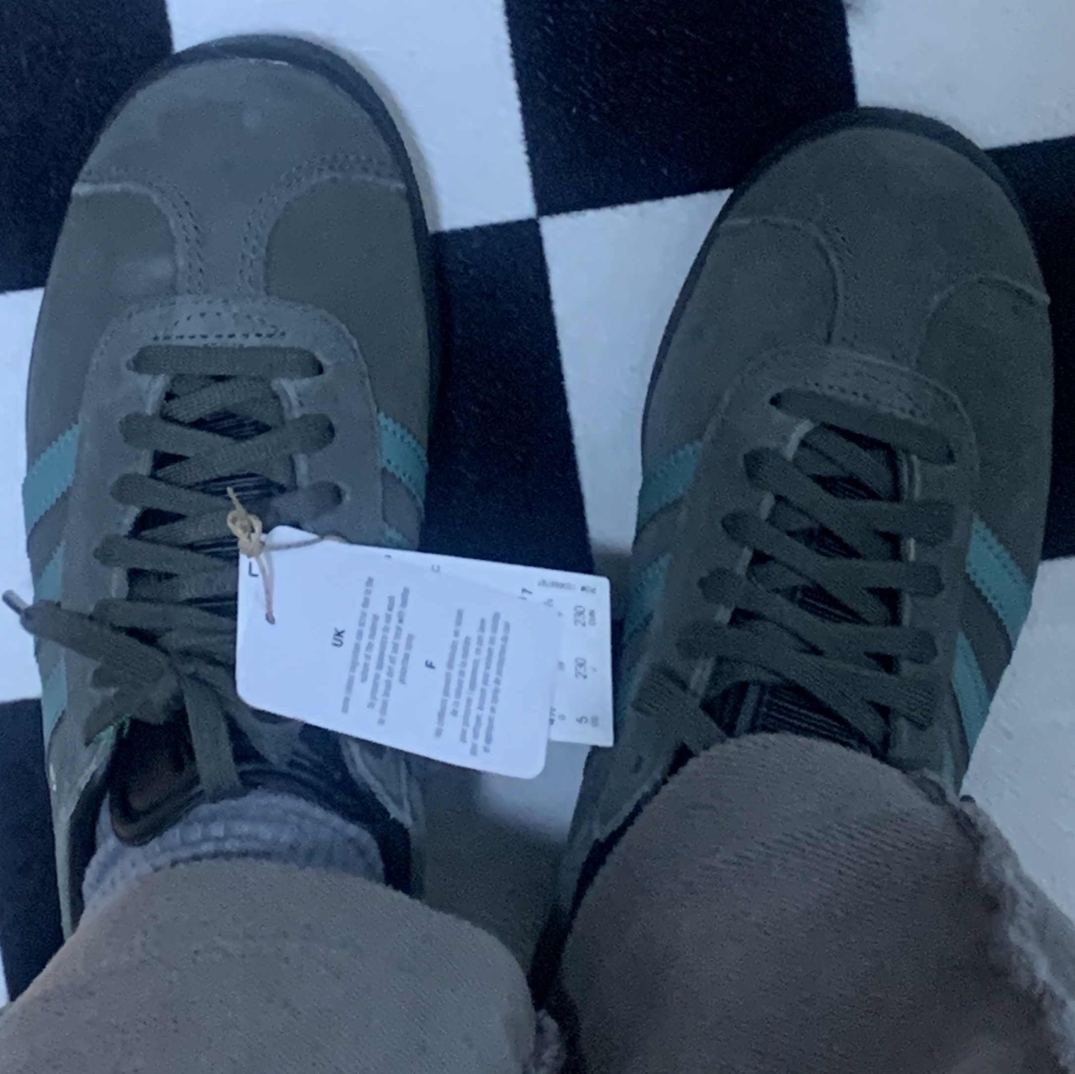Adidas Gazelle Pantone Black 착용 스타일 - 2